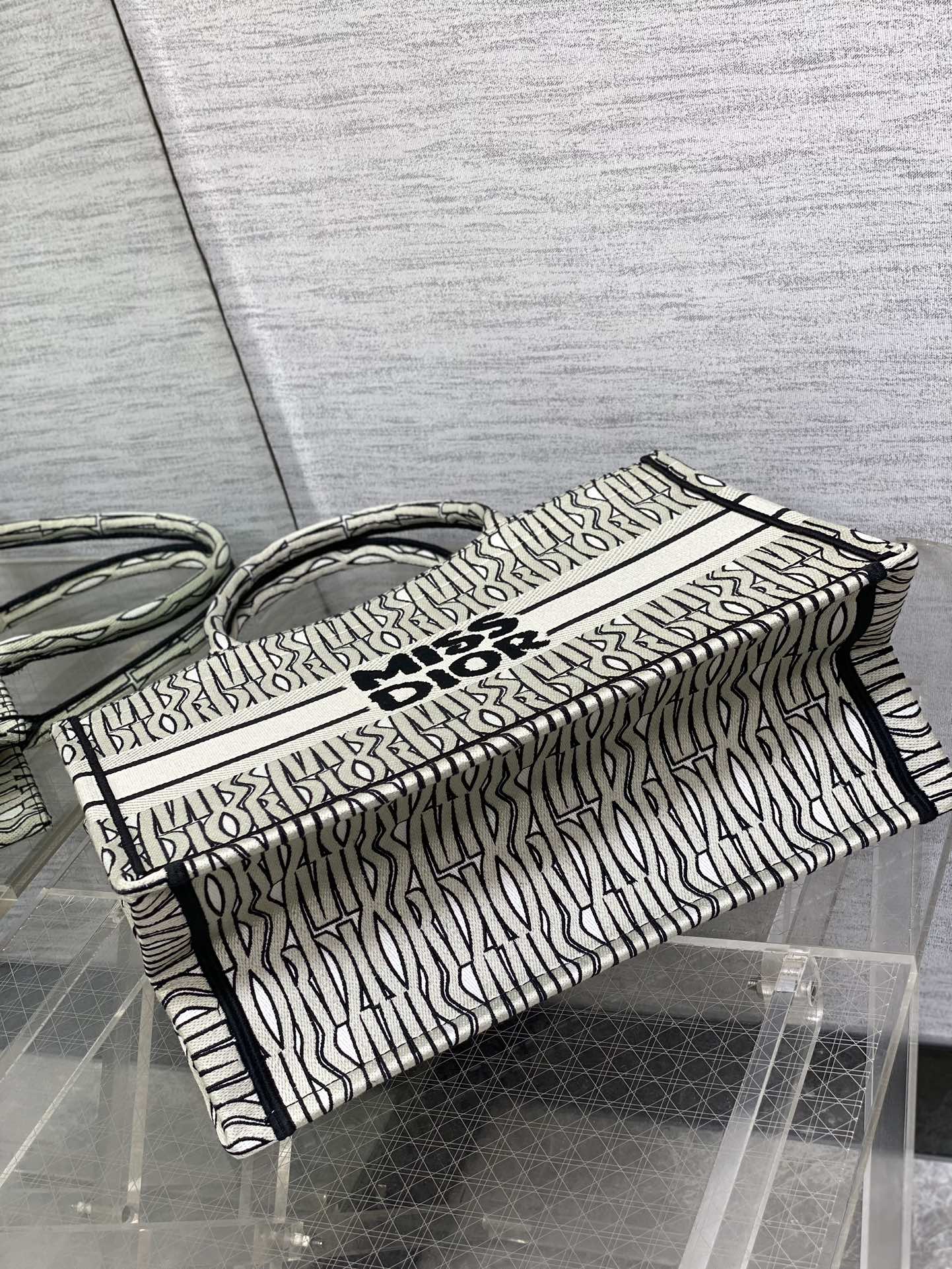D*or small book tote-36.5cm