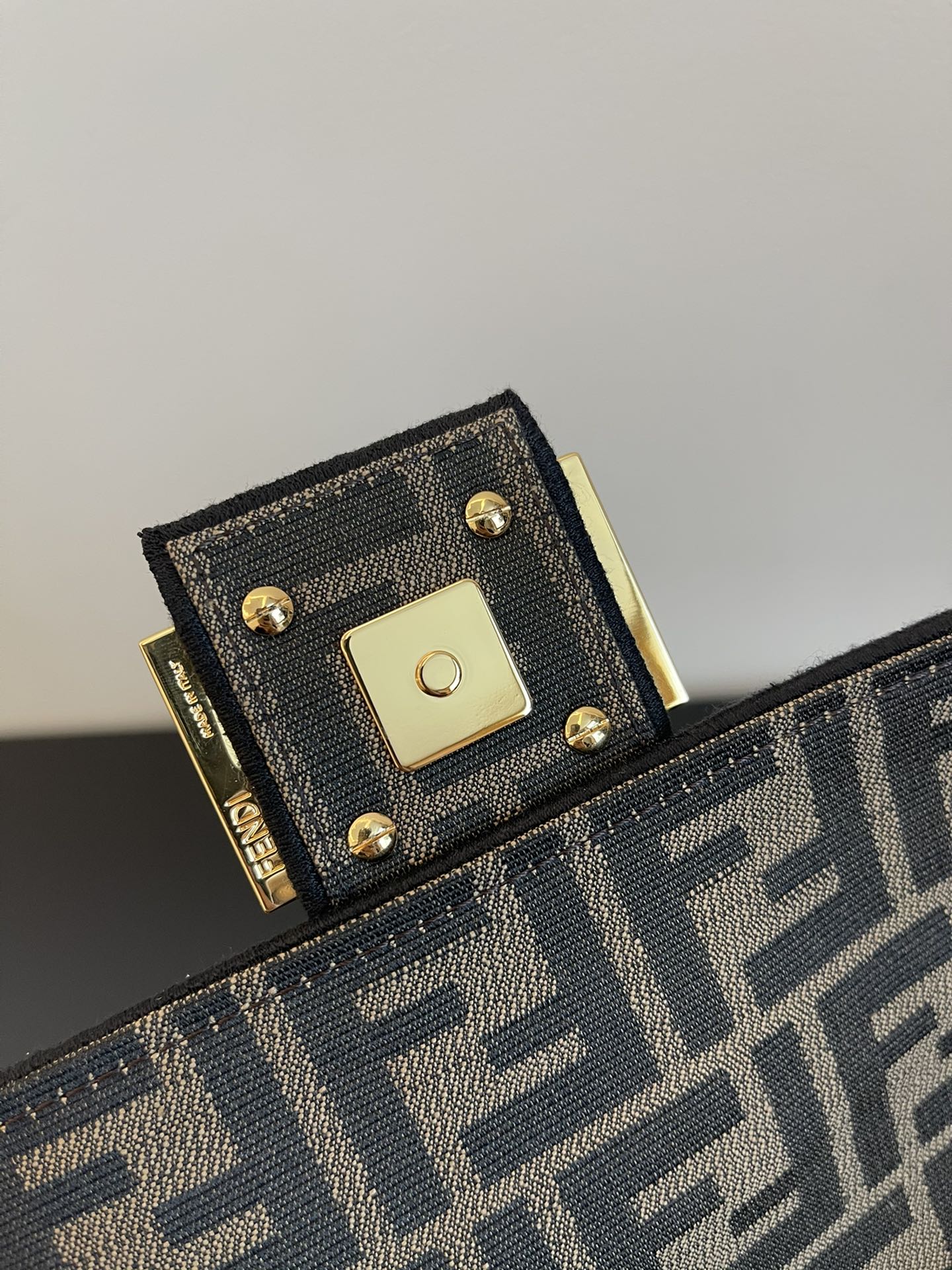 F**di baguette bag-26x14x4cm