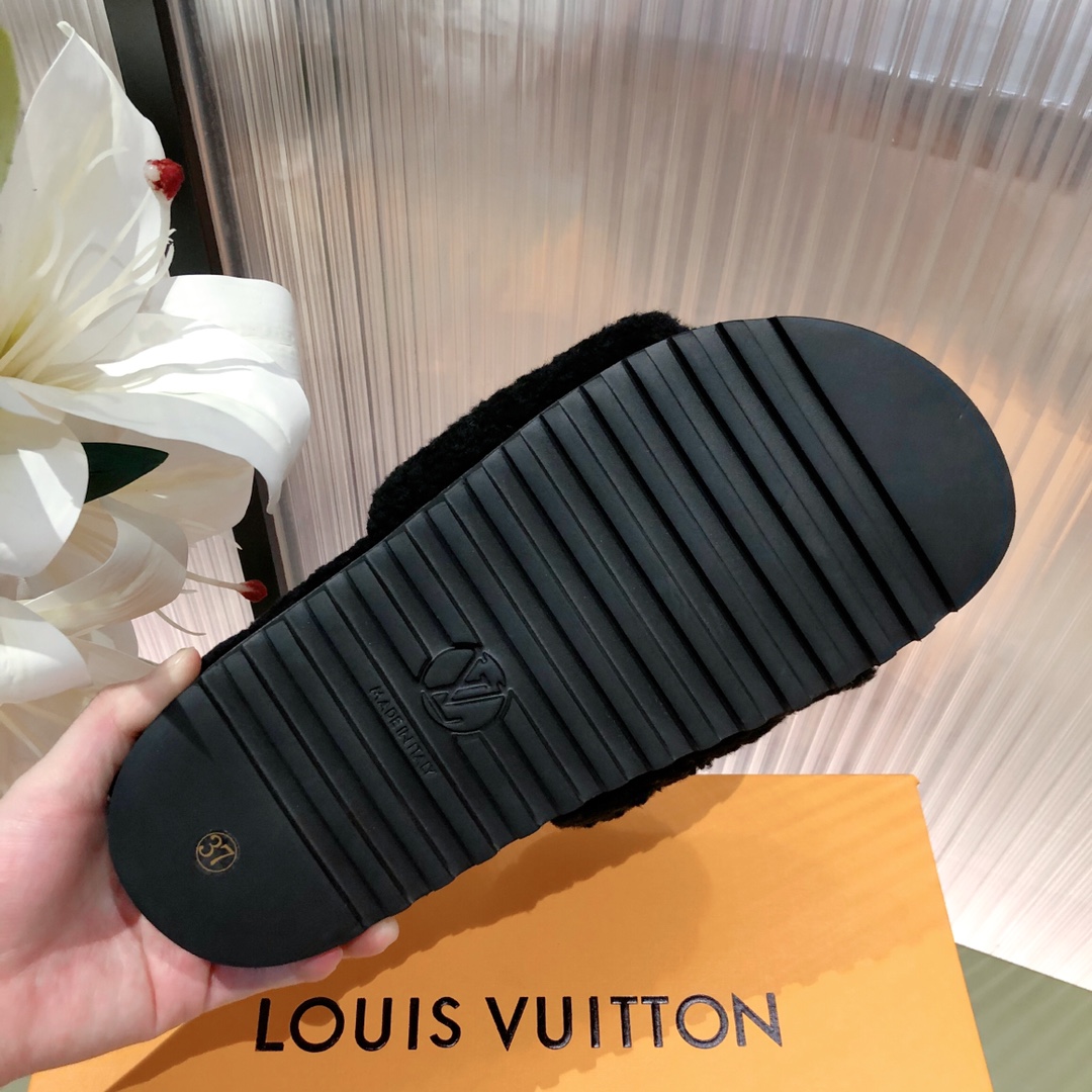 l0*is V*t0n slippers