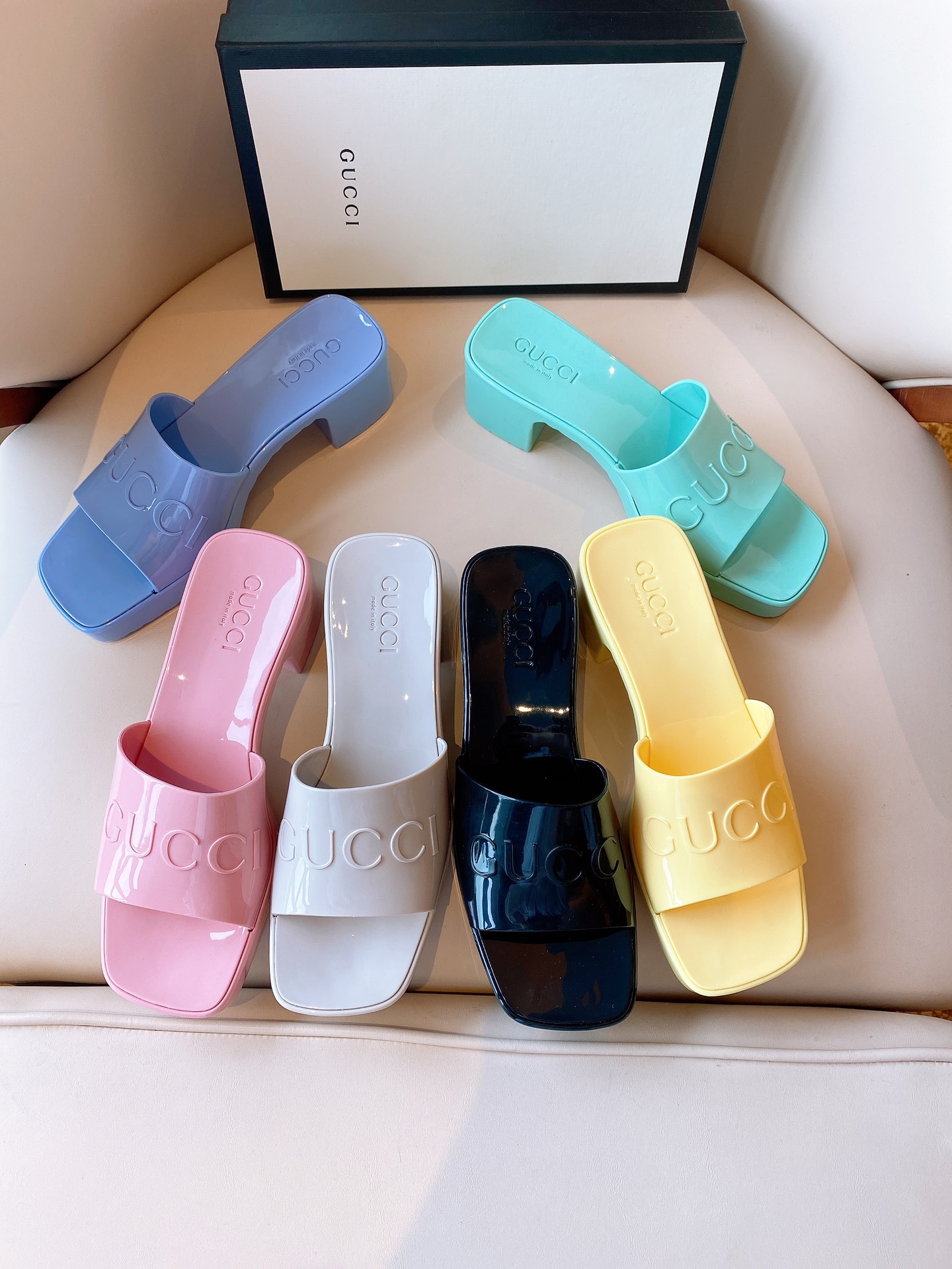 G*u*i sandals