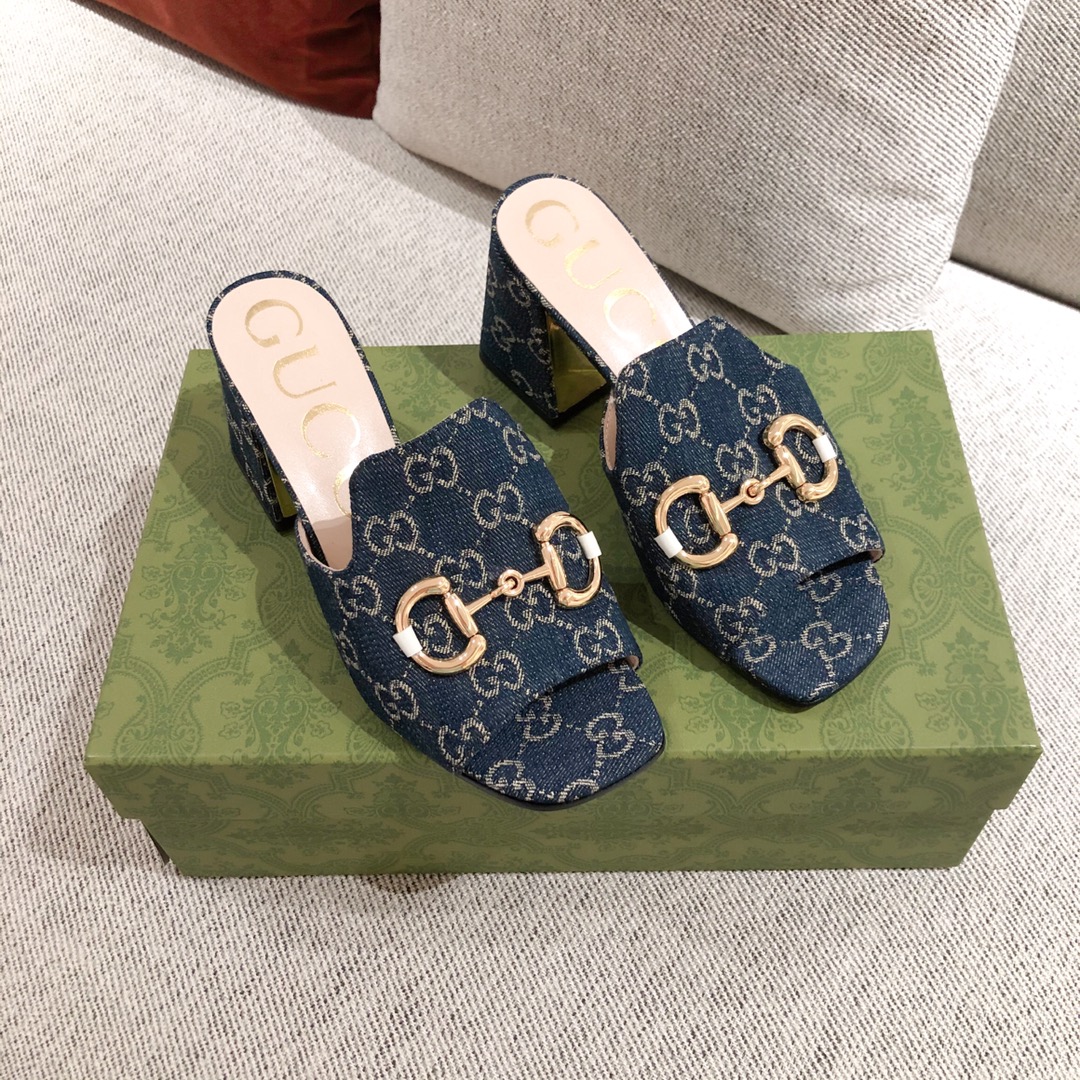 G*u*i sandals