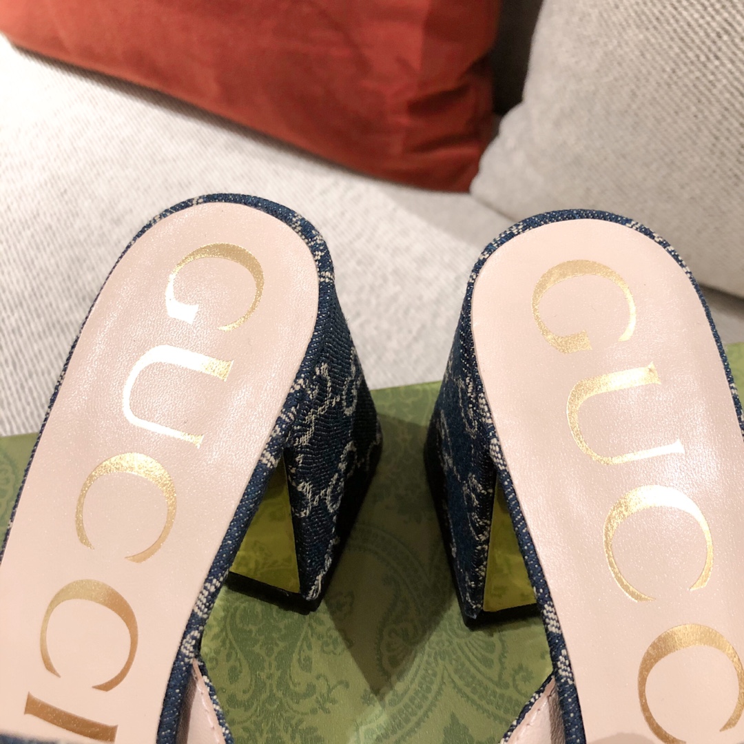 G*u*i sandals