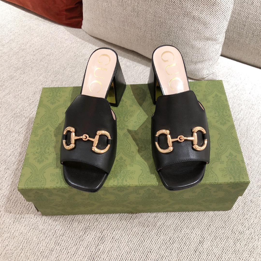G*u*i sandals