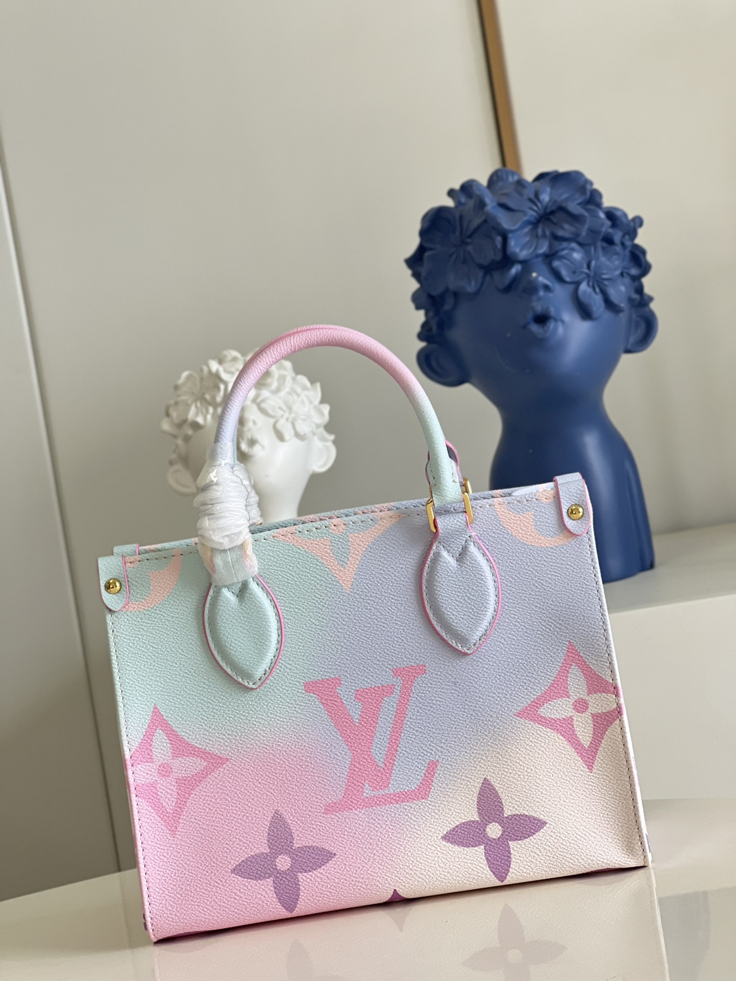 l0*is V*t0n onthego handbag-25*19*11.5 cm