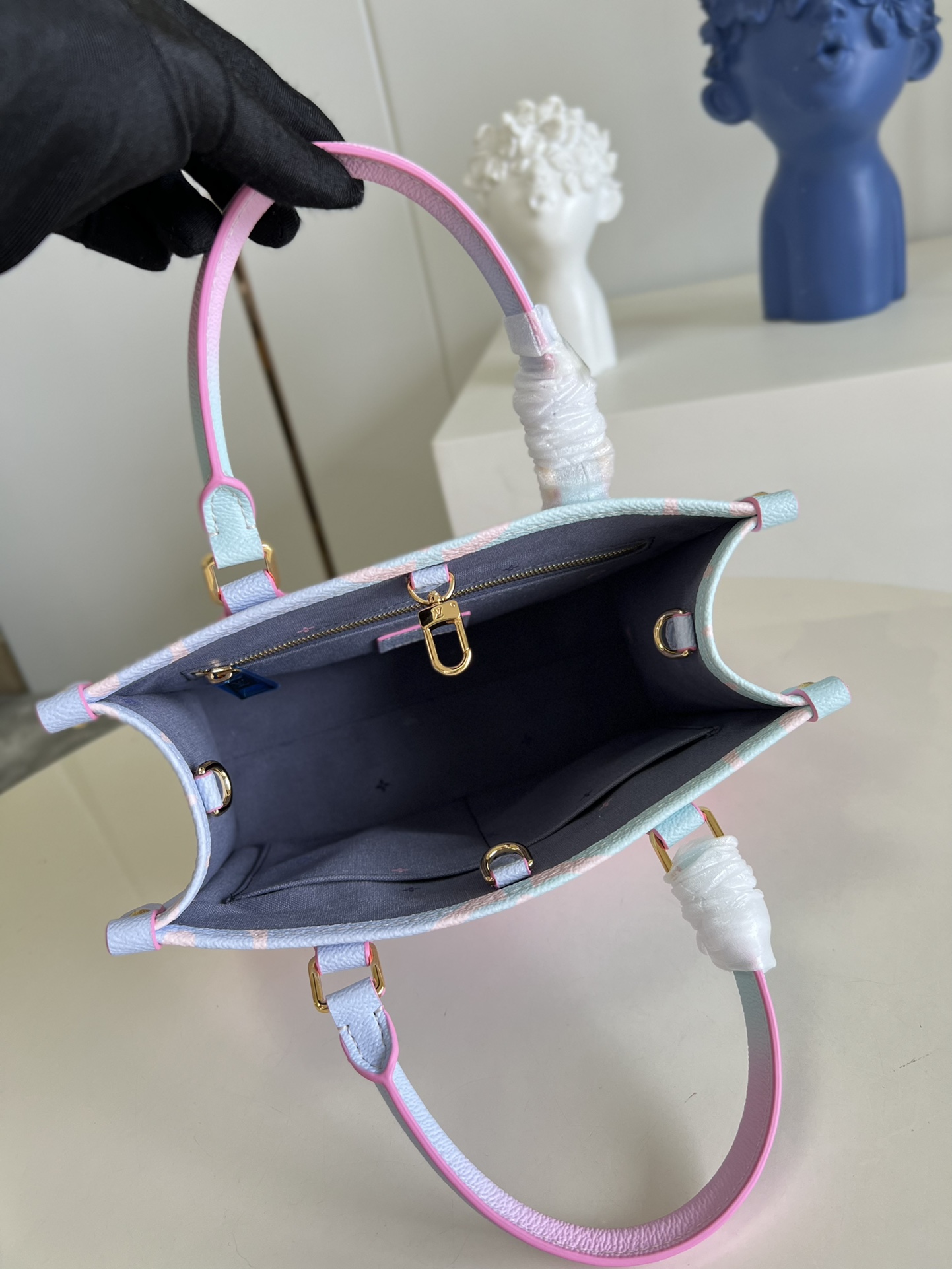 l0*is V*t0n onthego handbag-25*19*11.5 cm