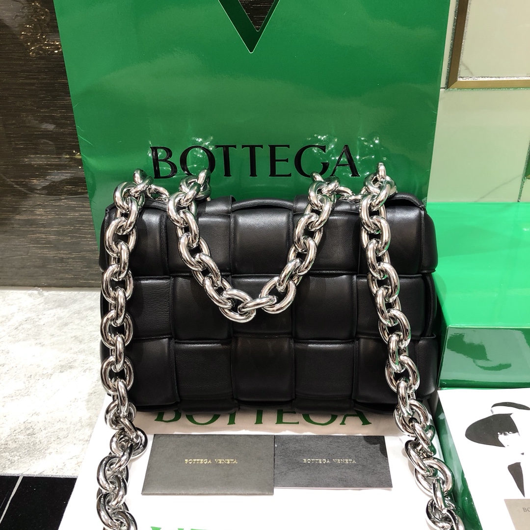 b0tte*a Ven*ta padded cassette bag-26*18*8cm