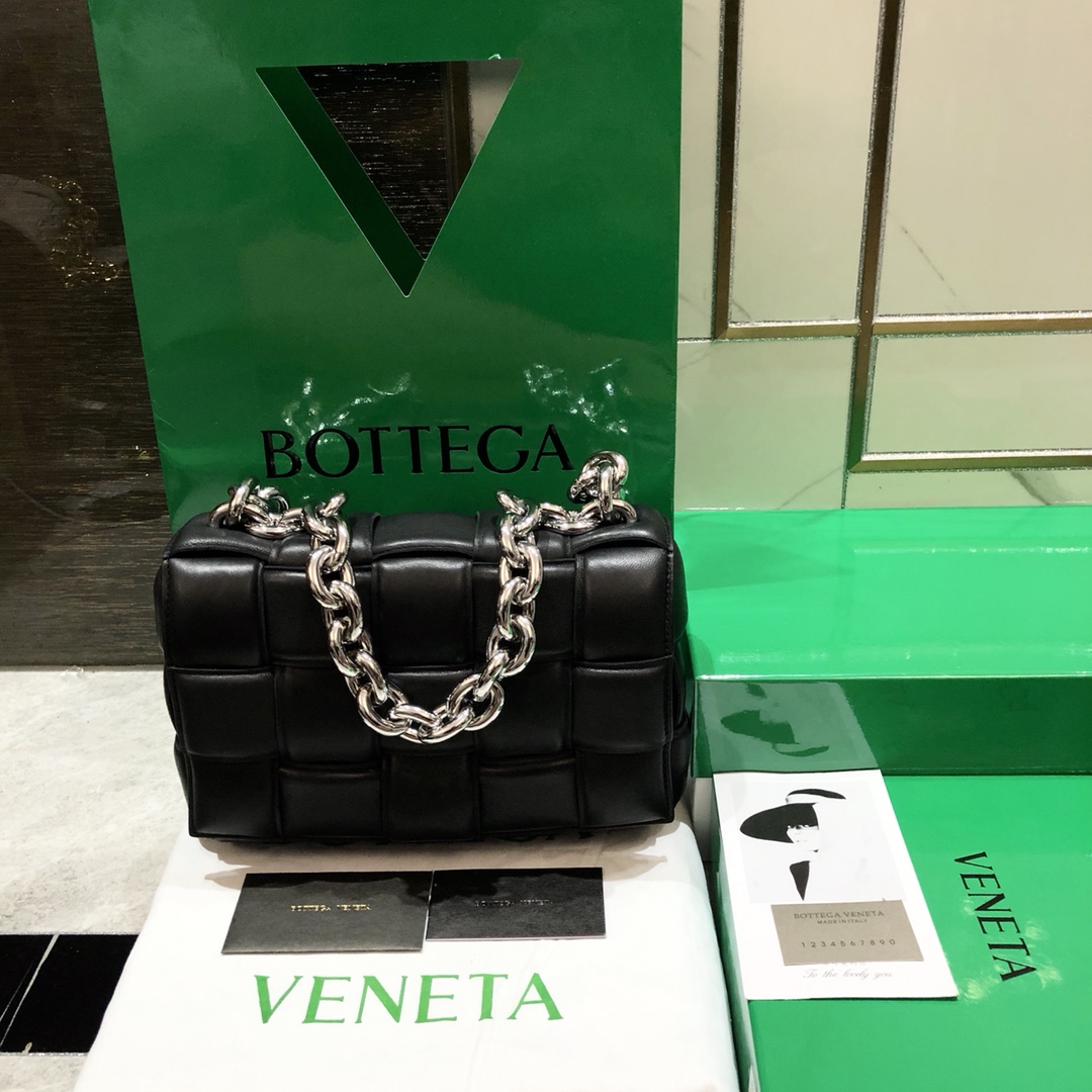 b0tte*a Ven*ta padded cassette bag-26*18*8cm