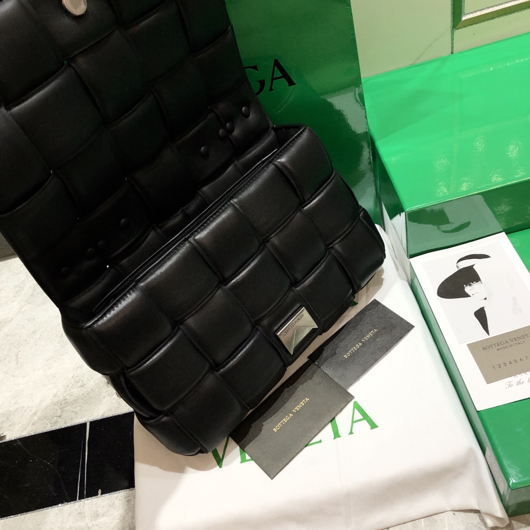 b0tte*a Ven*ta padded cassette bag-26*18*8cm