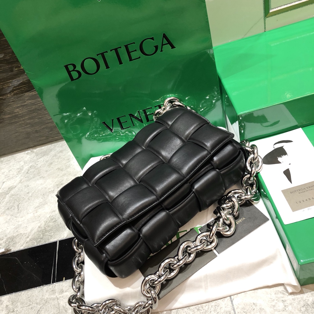 b0tte*a Ven*ta padded cassette bag-26*18*8cm