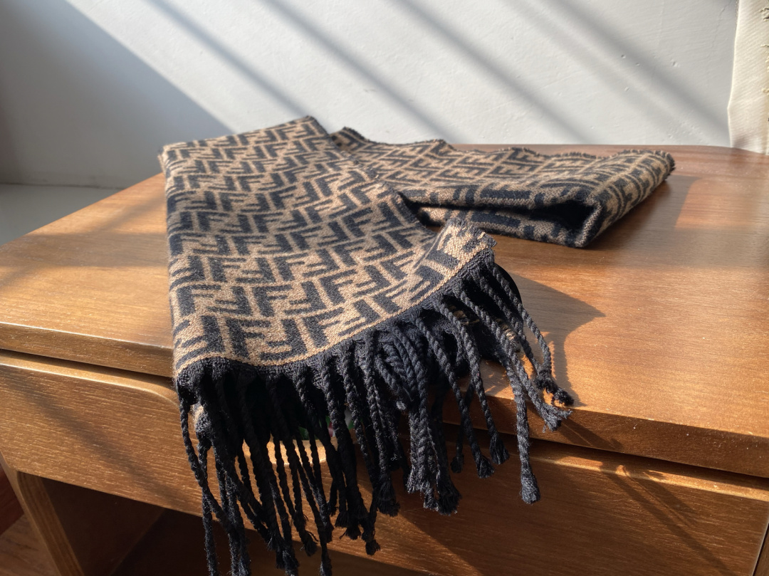 F**di scarf