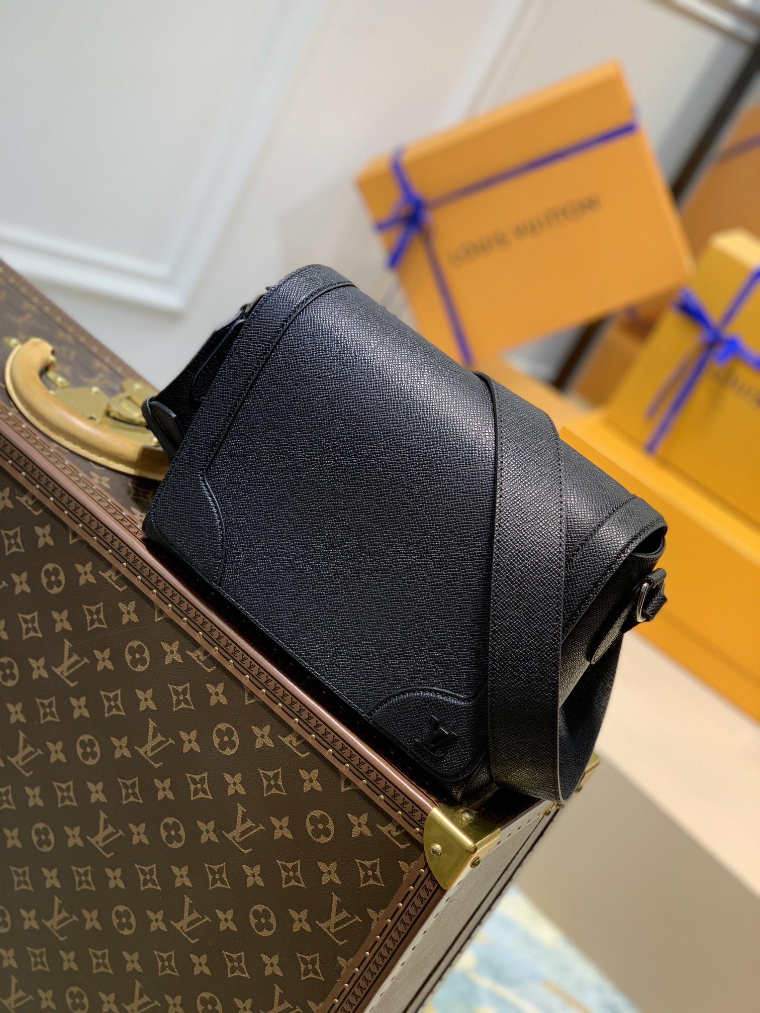 l0*is V*t0n new flap bag-m30807-28.3 x 18.3 x 4.3cm