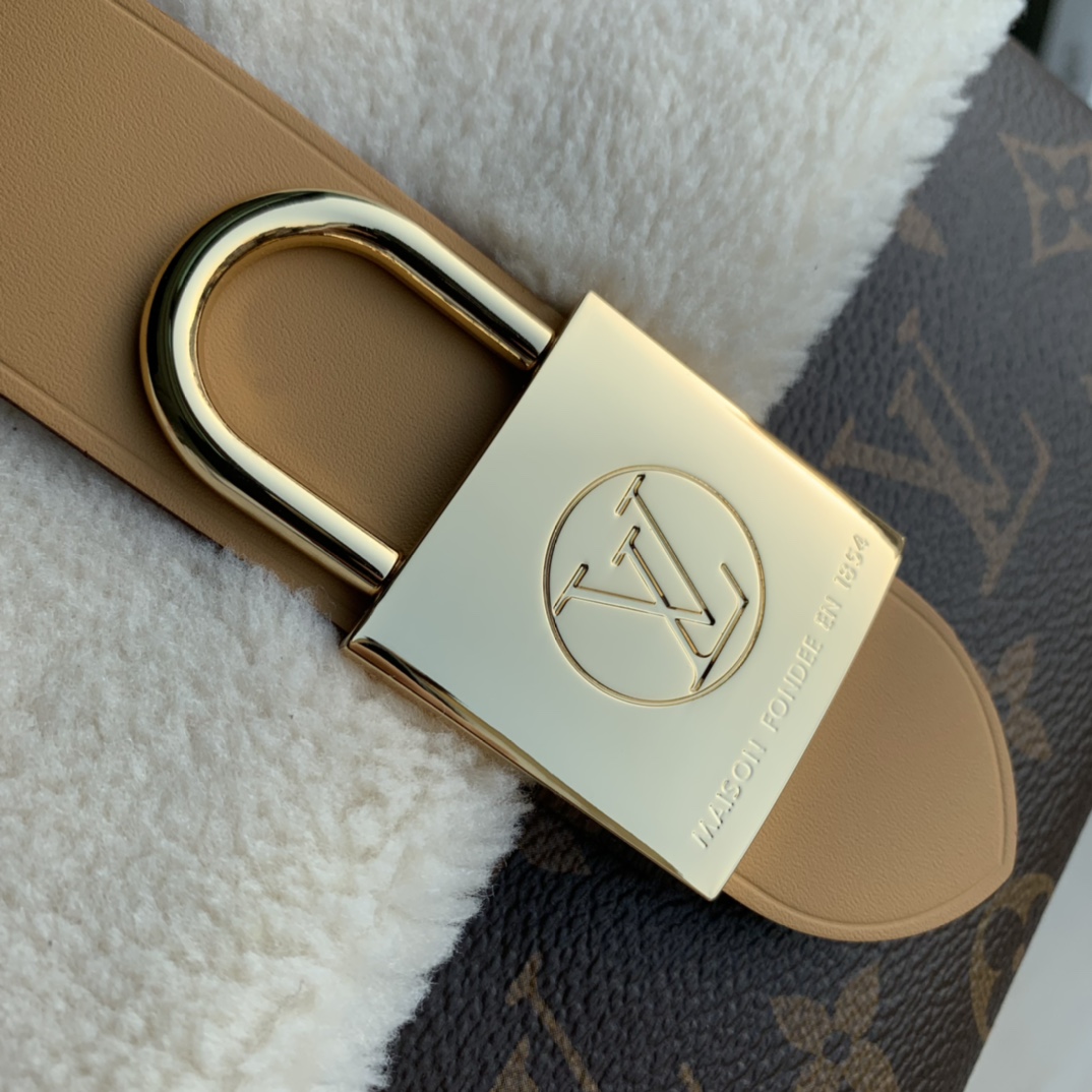 l0*is V*t0n locky bb bag -21* 17.0*8cm