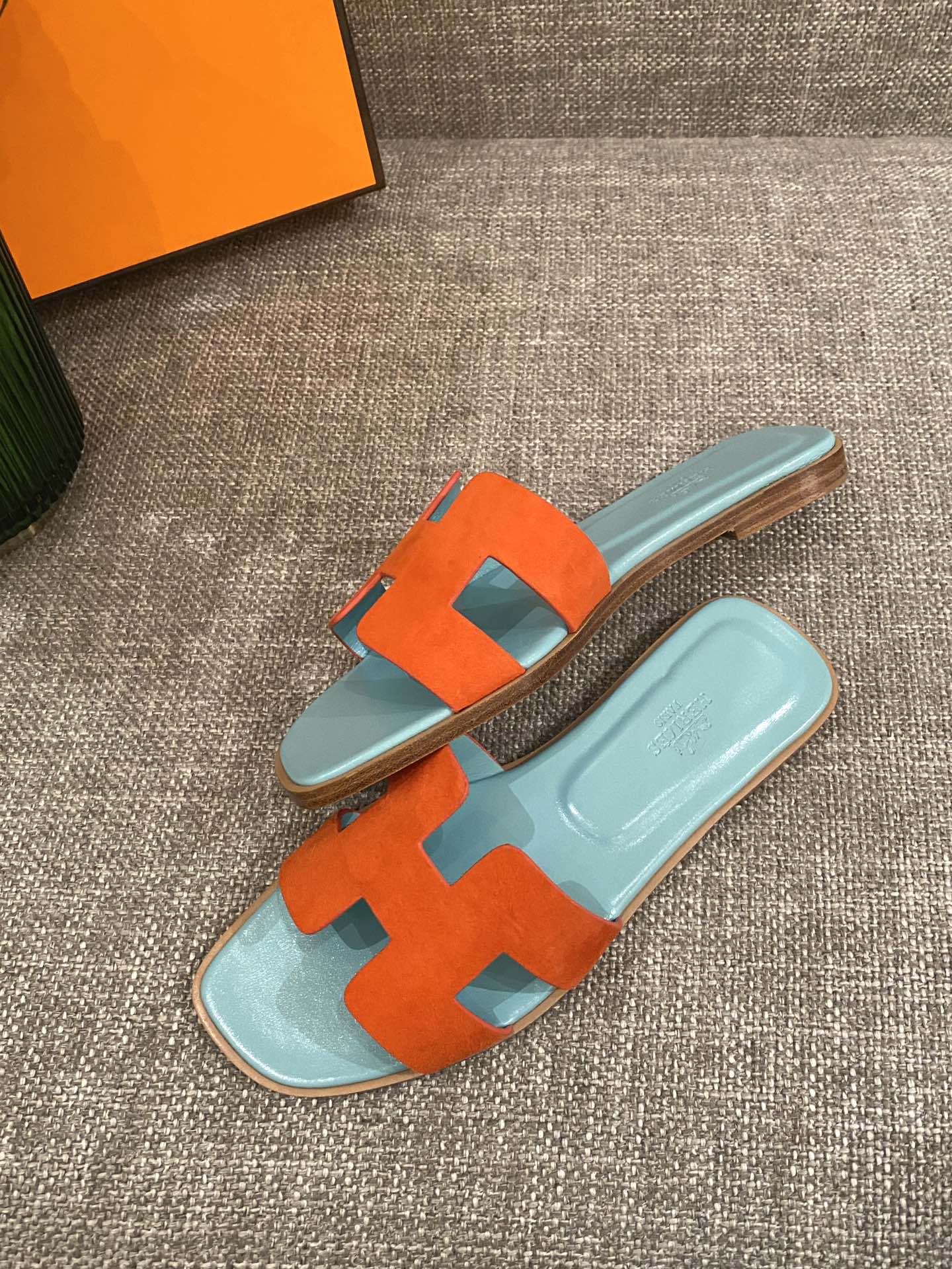 H**mes slippers
