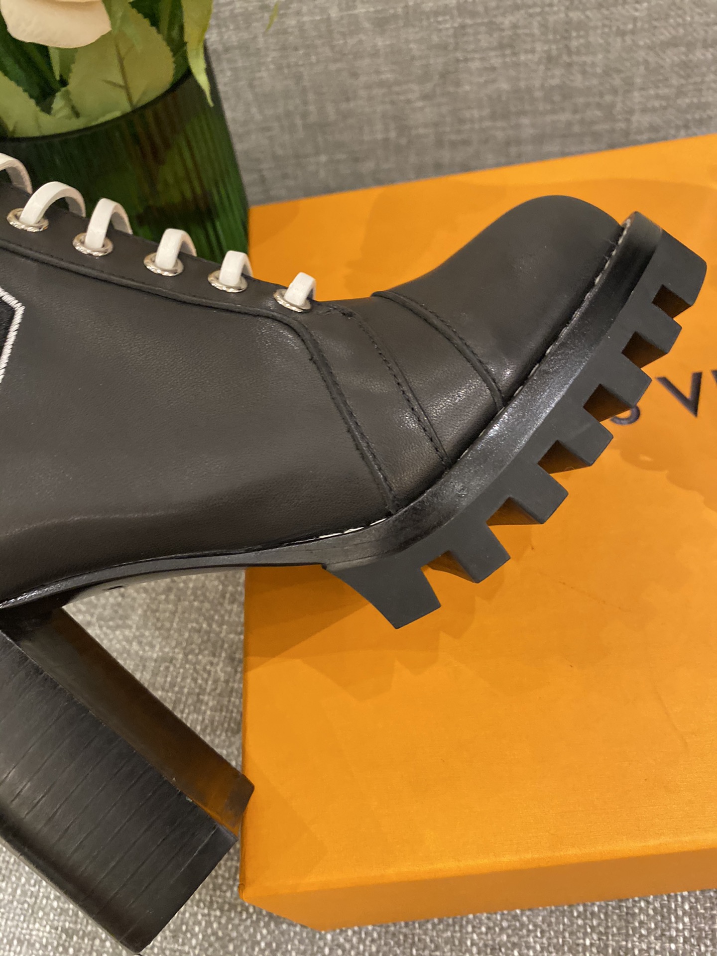 l0*is V*t0n boots