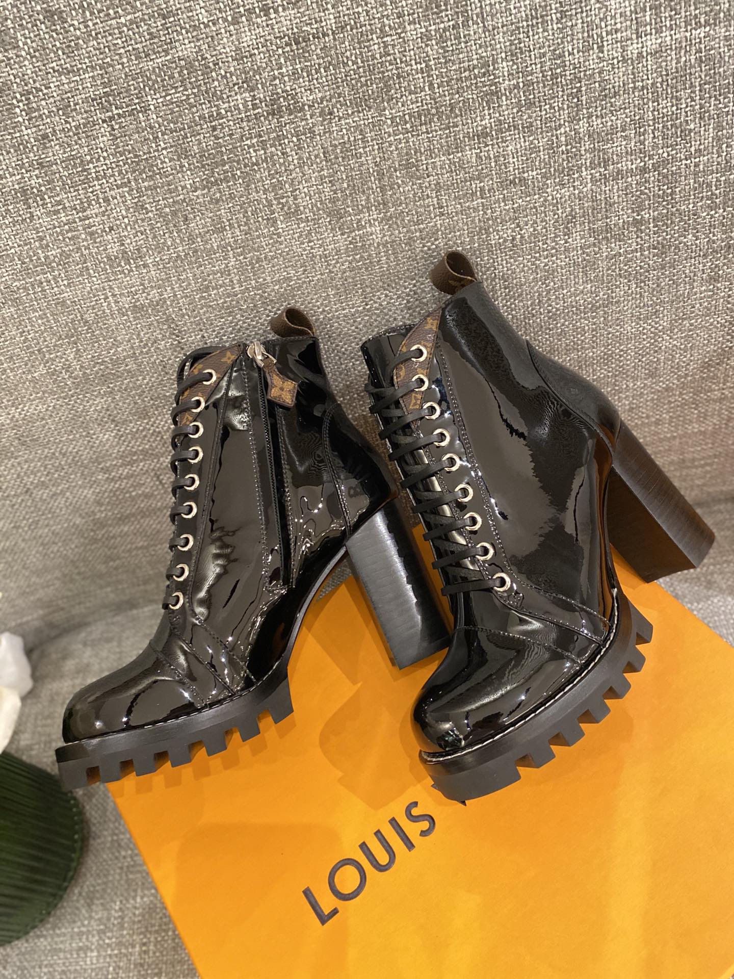l0*is V*t0n boots