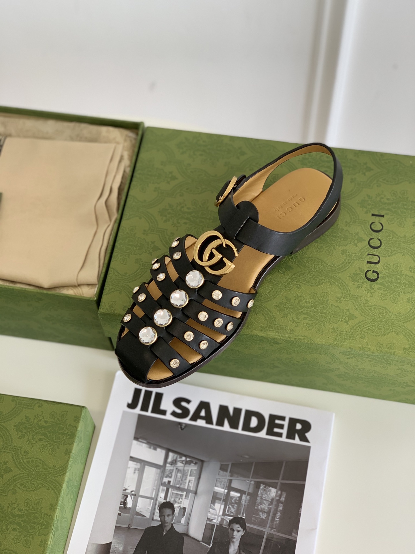 G*u*i sandals