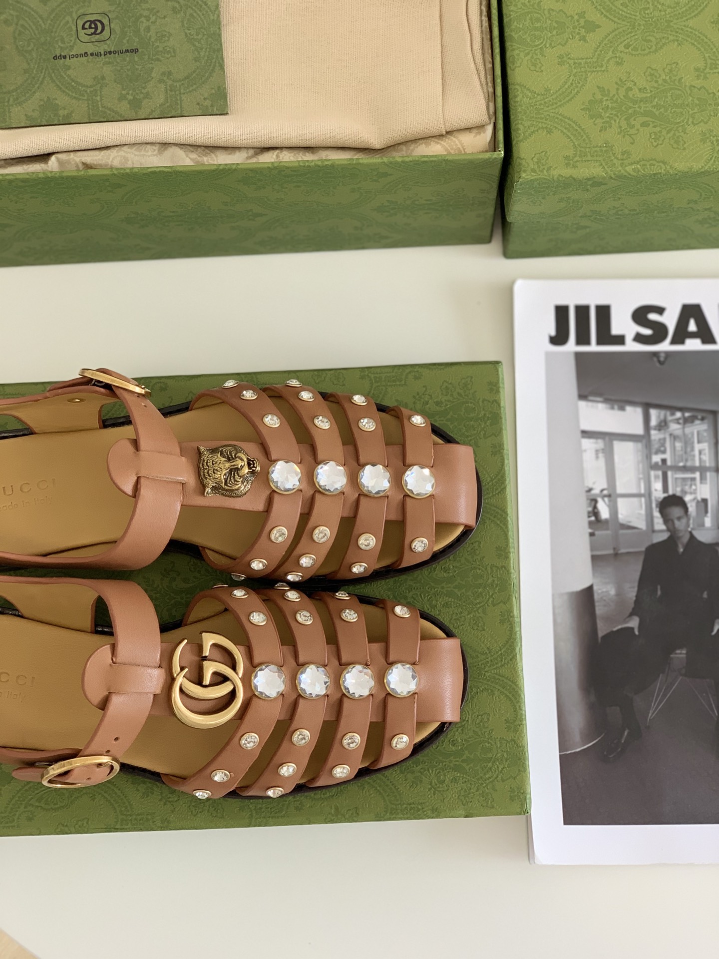 G*u*i sandals