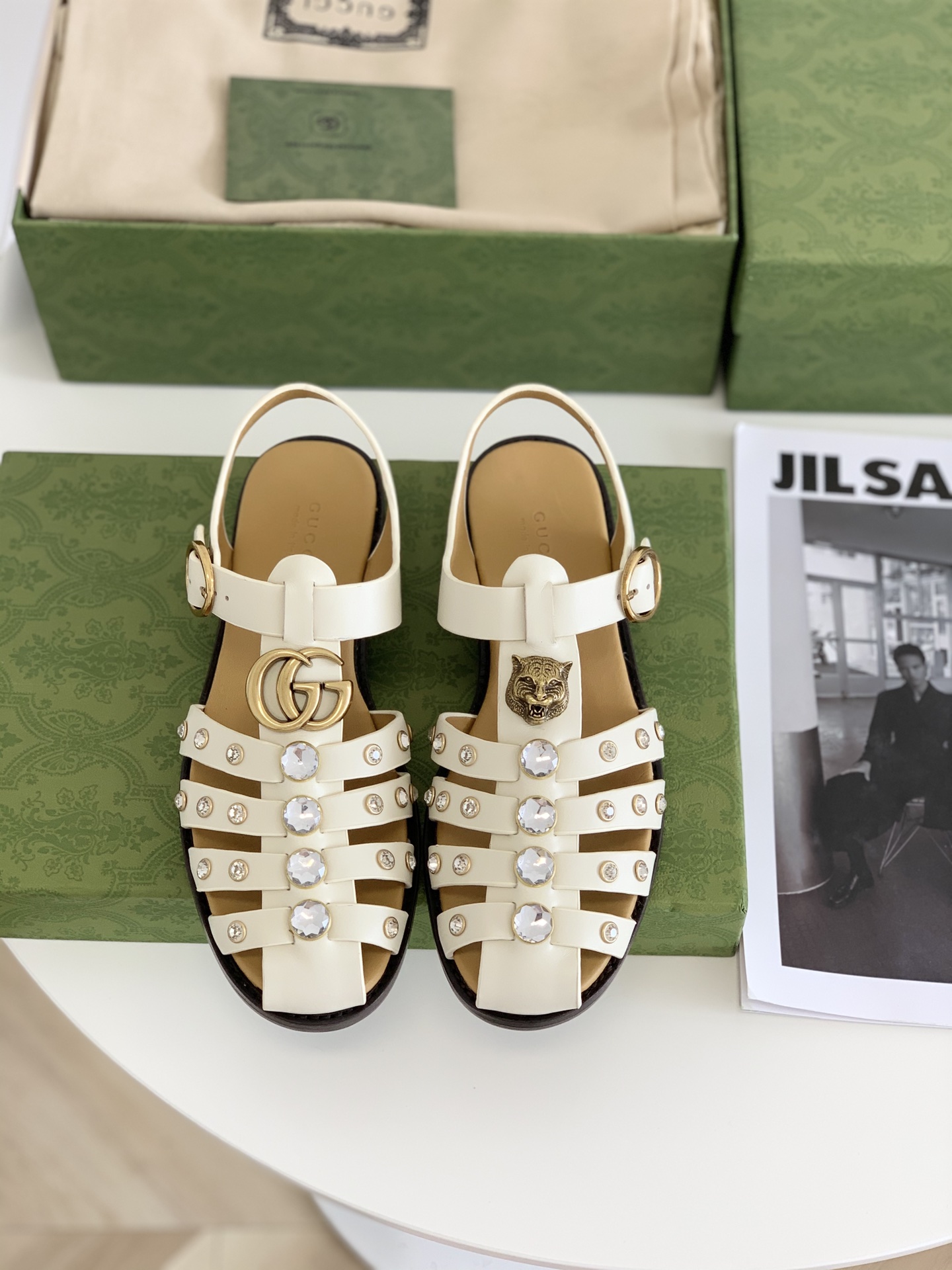 G*u*i sandals