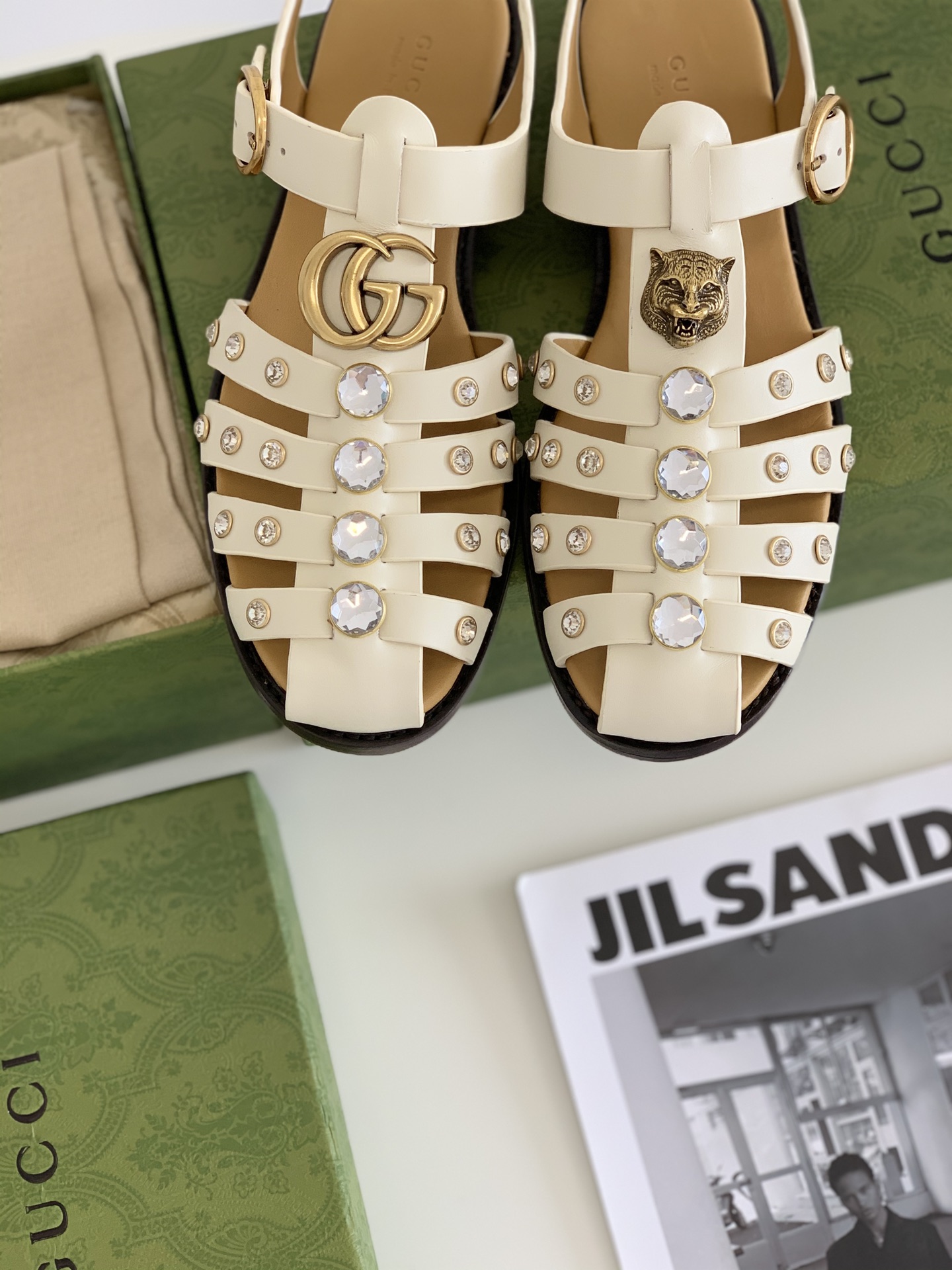 G*u*i sandals
