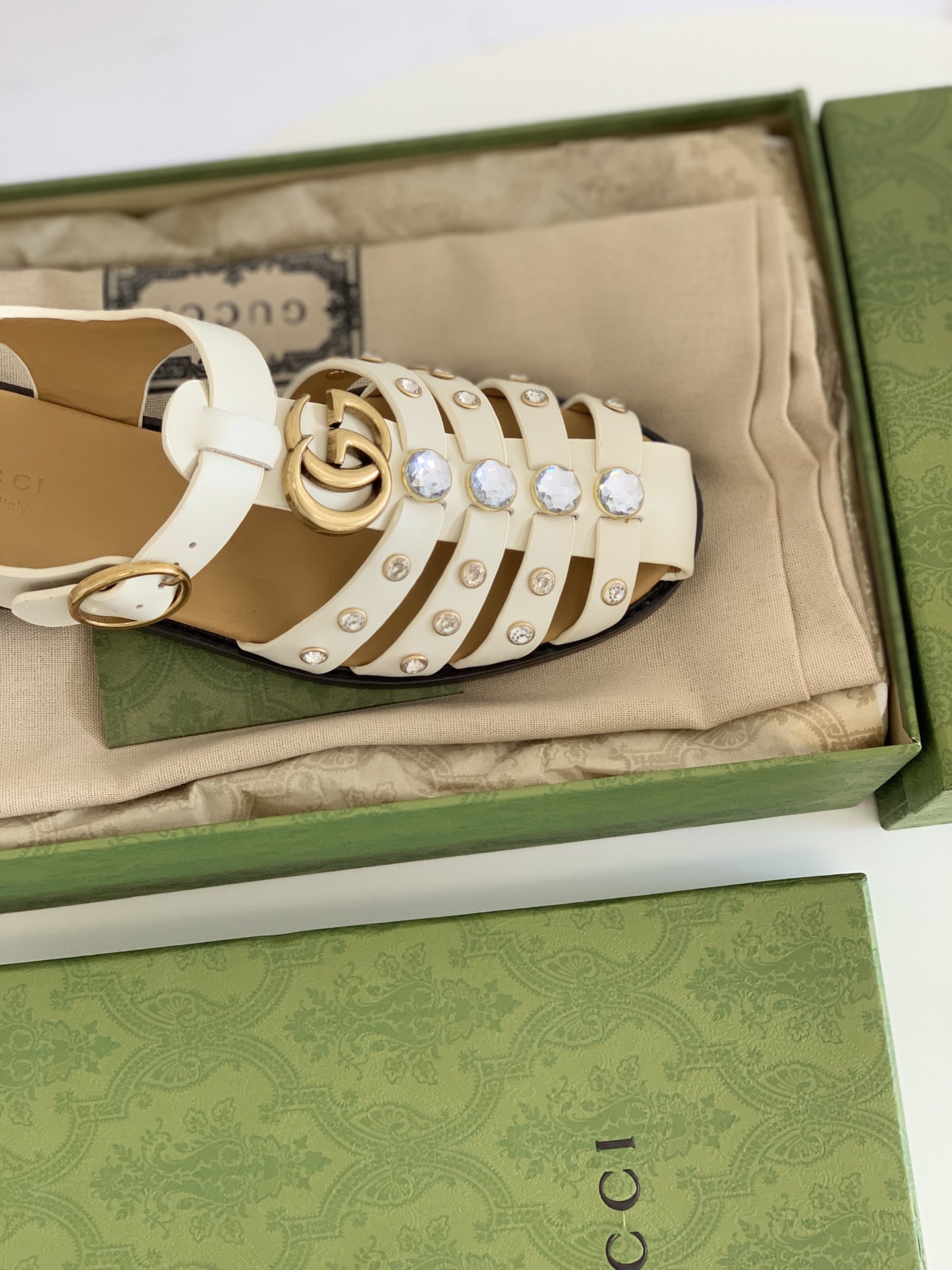 G*u*i sandals