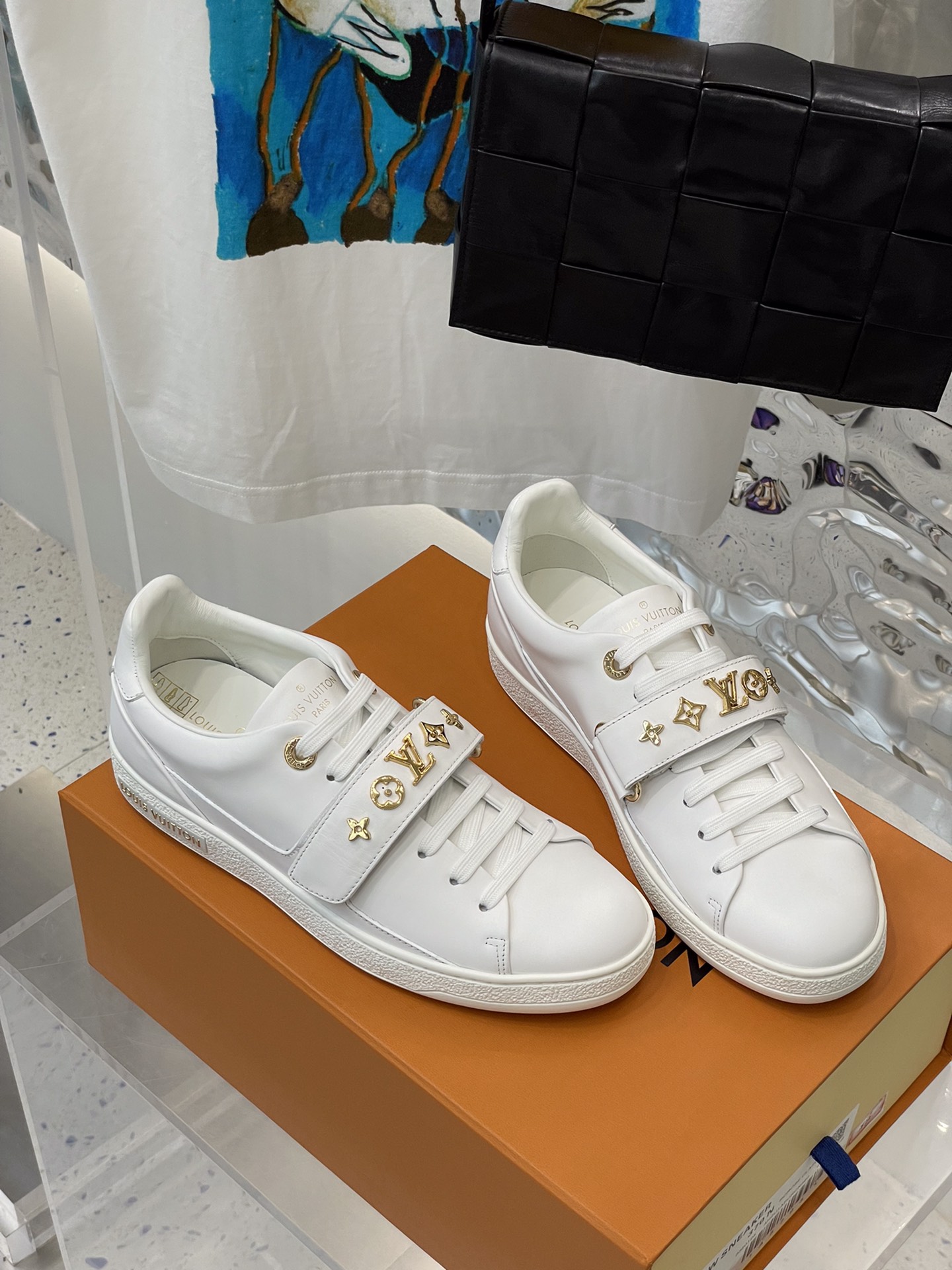 l0*is V*t0n sneakers