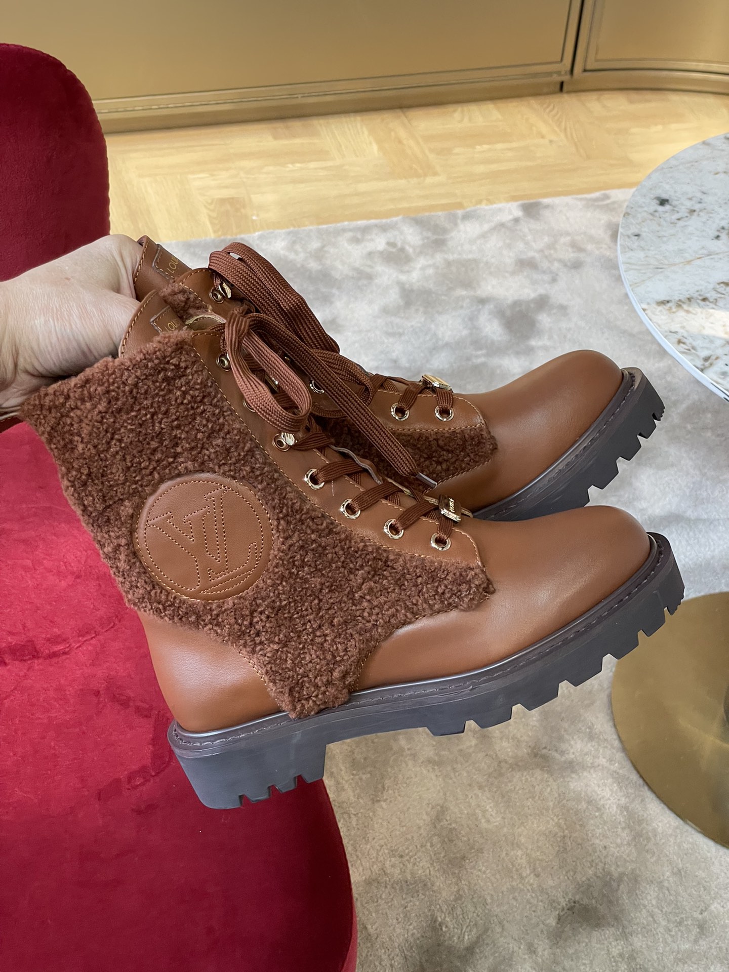 l0*is V*t0n boots