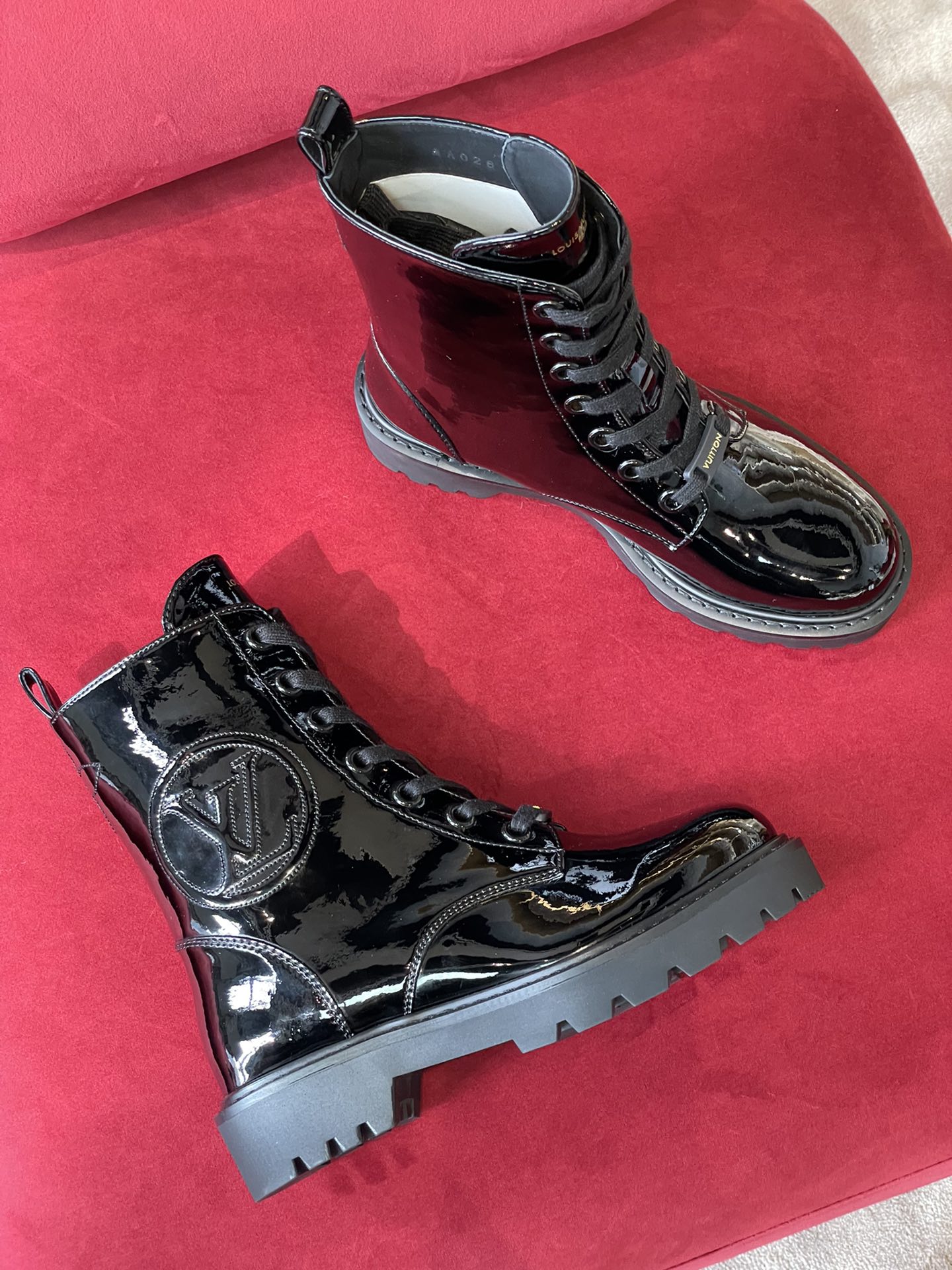 l0*is V*t0n boots