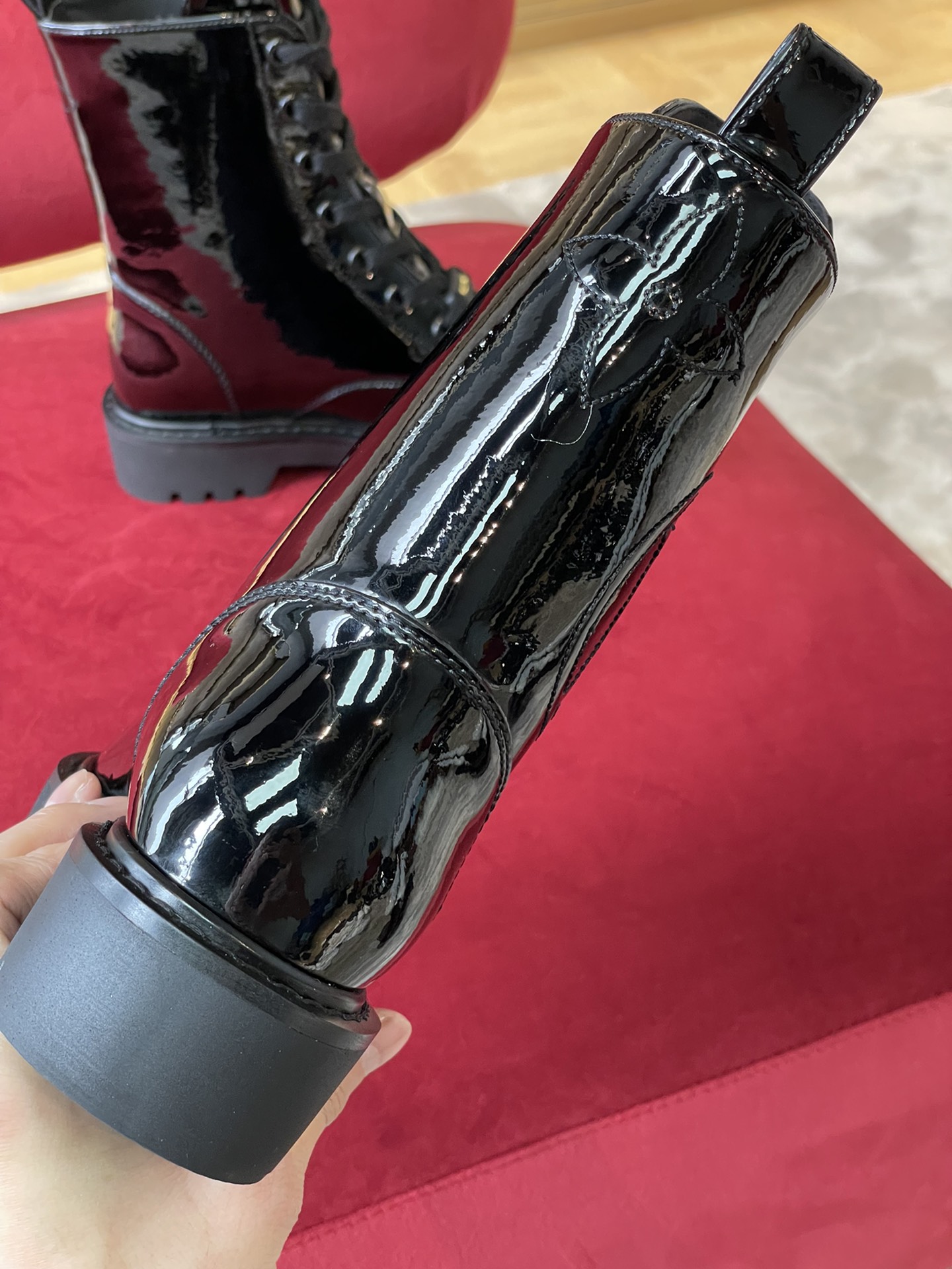 l0*is V*t0n boots