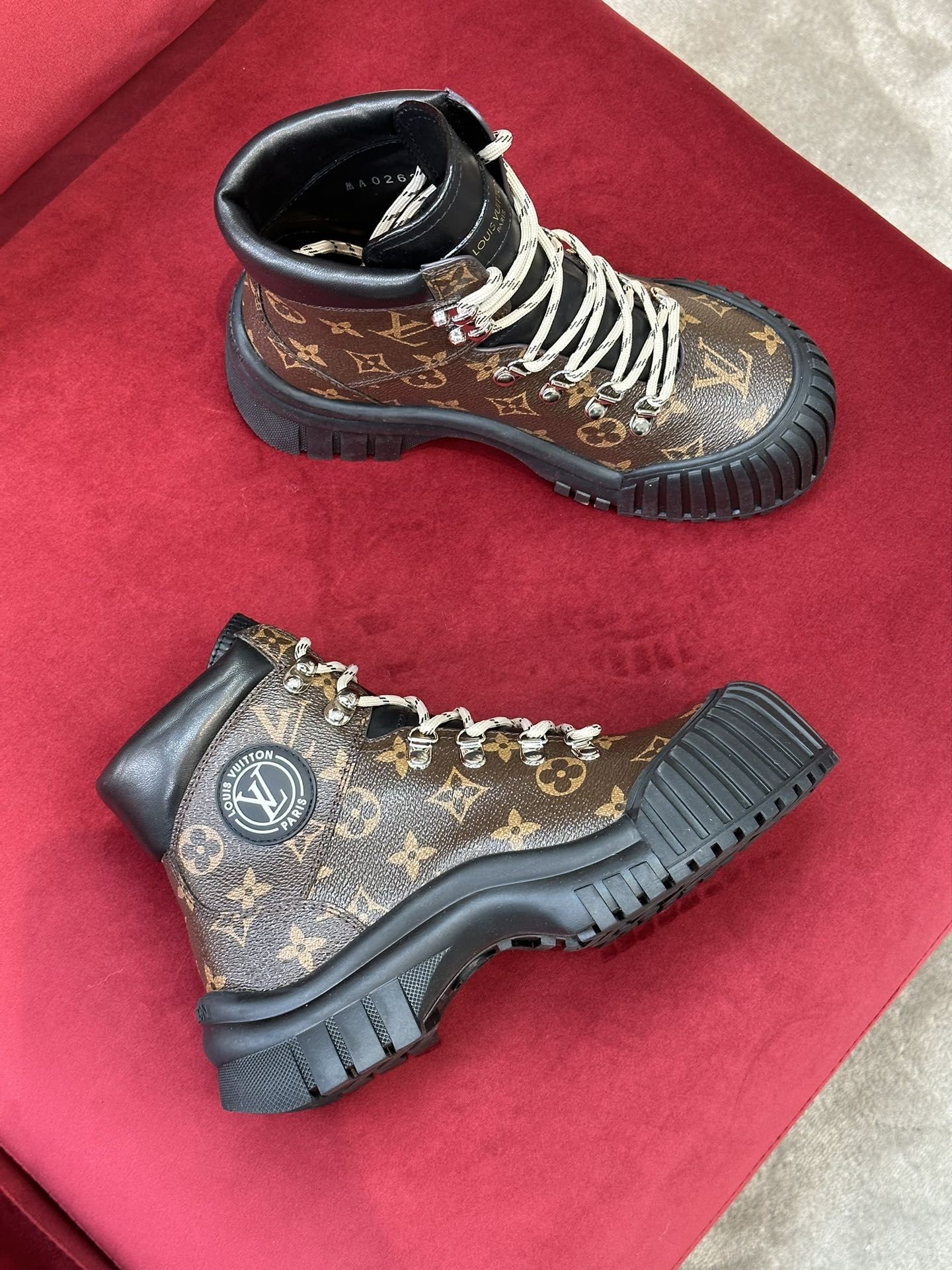 l0*is V*t0n boots