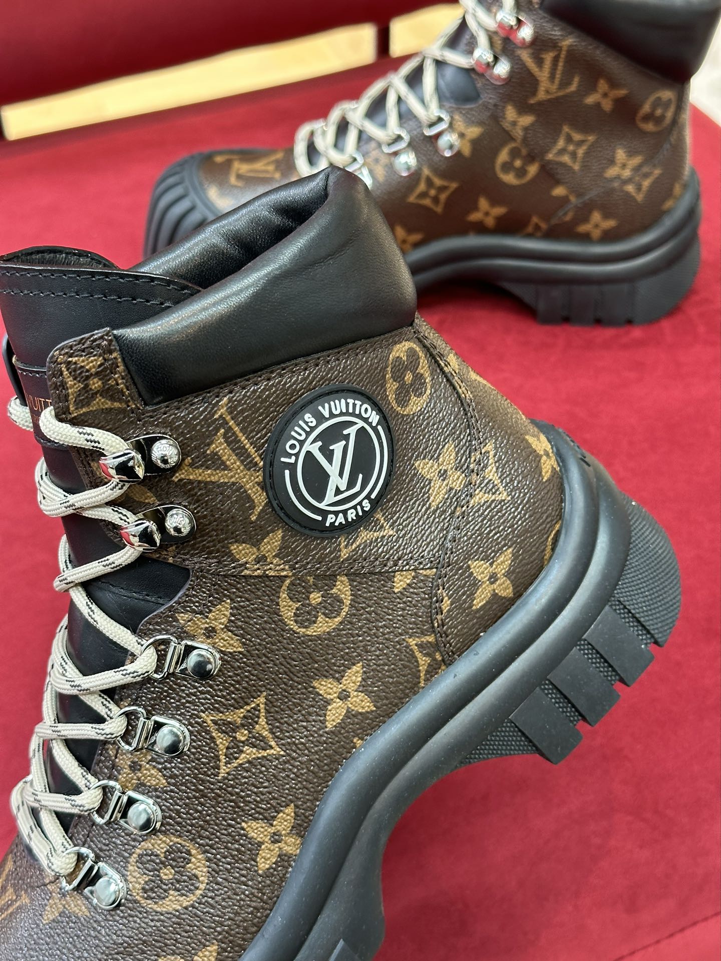l0*is V*t0n boots