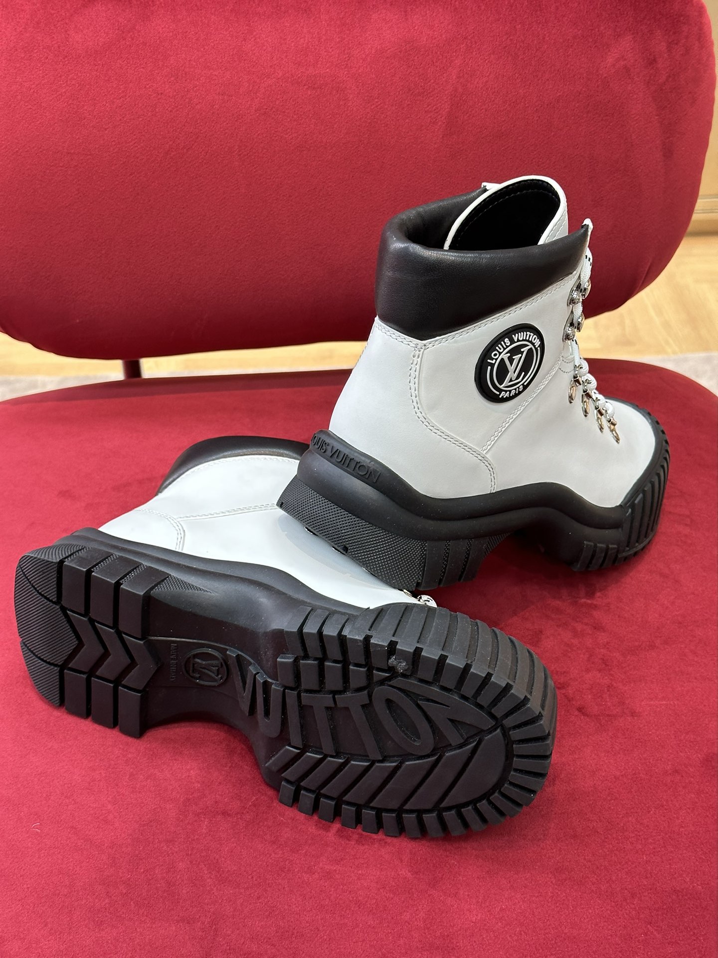 l0*is V*t0n boots