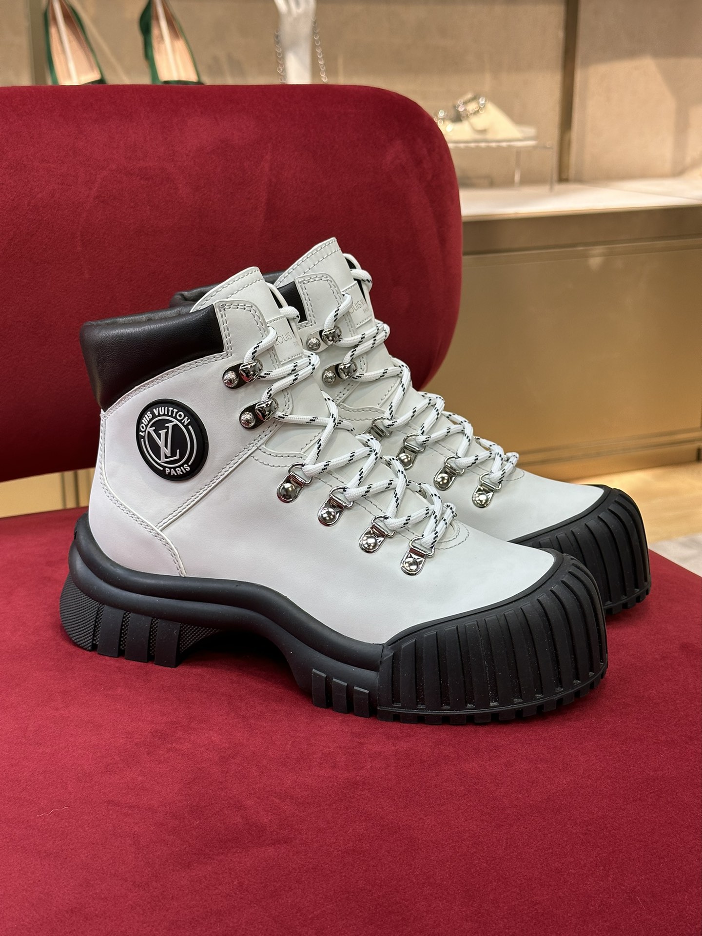 l0*is V*t0n boots