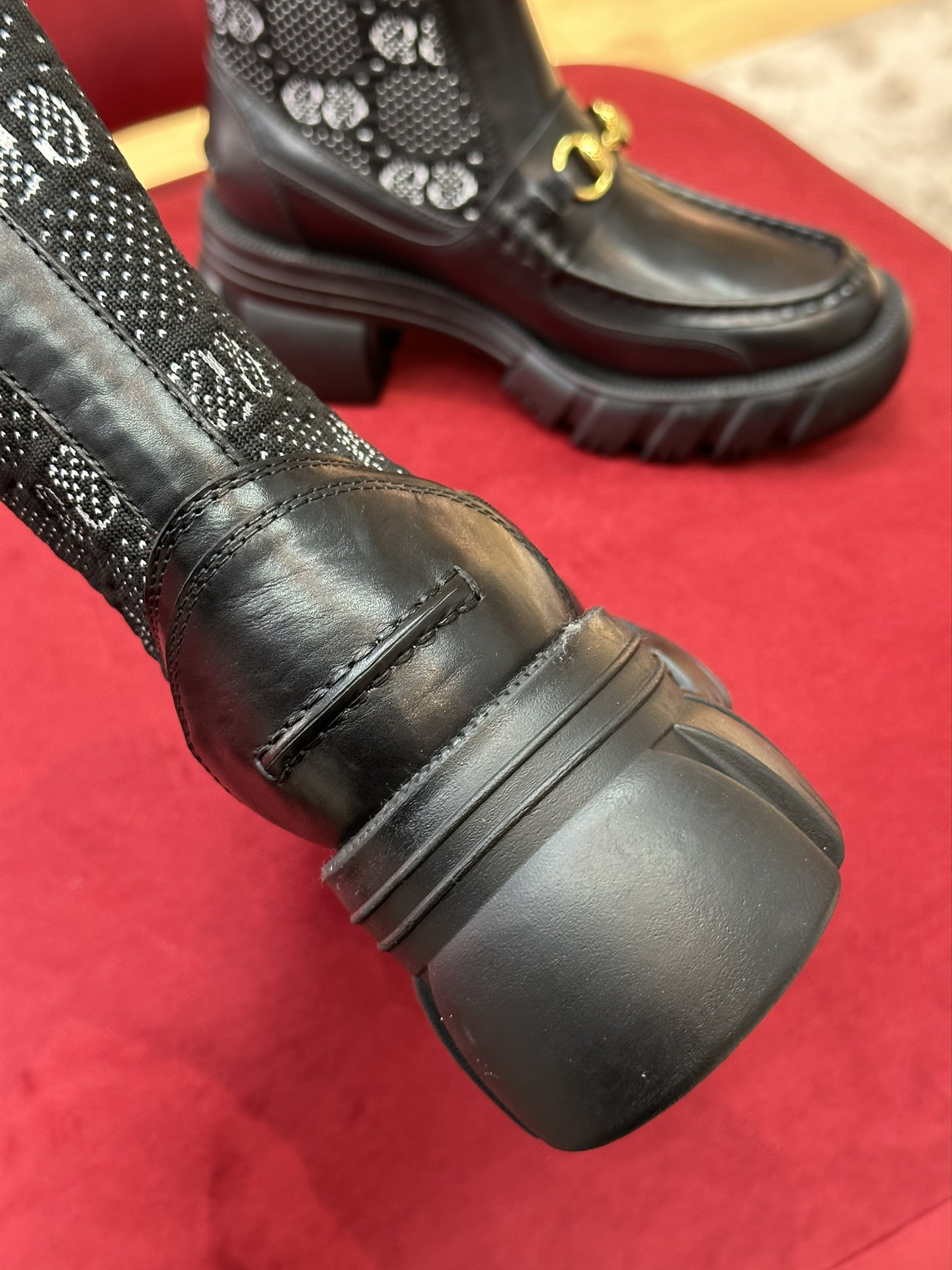 G*u*i boots