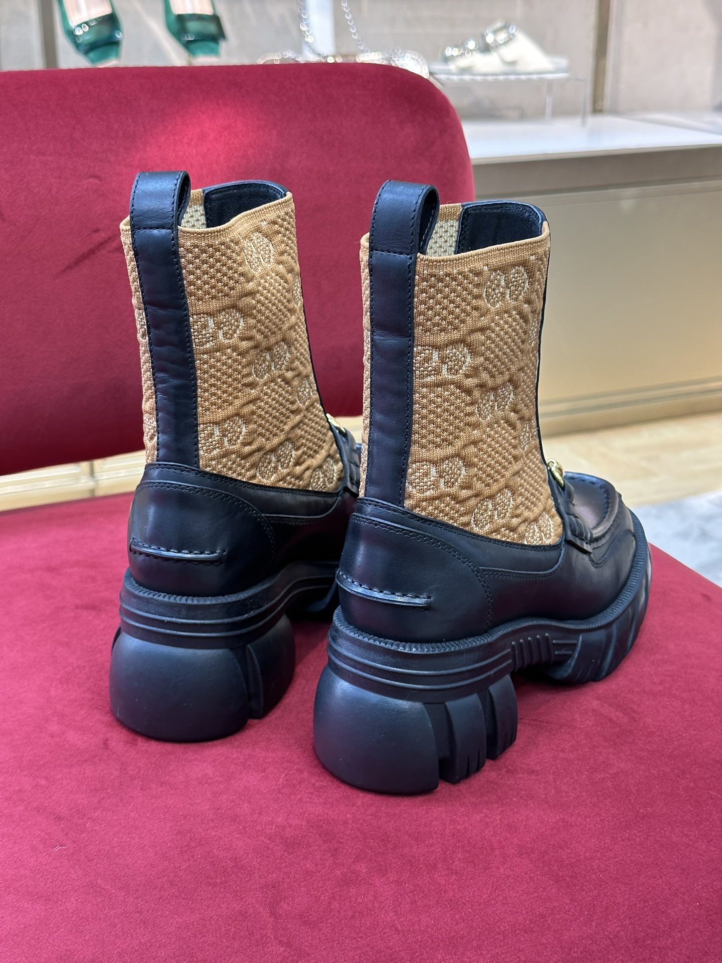 G*u*i boots