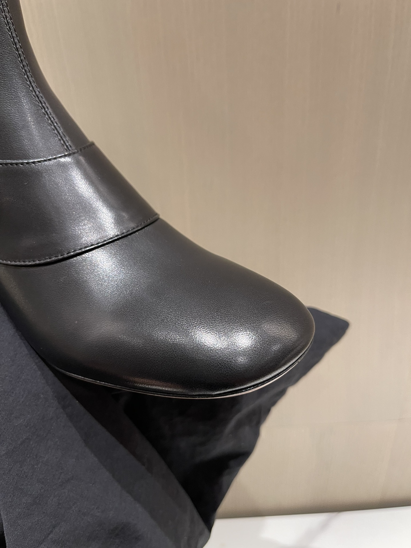 G*u*i boots