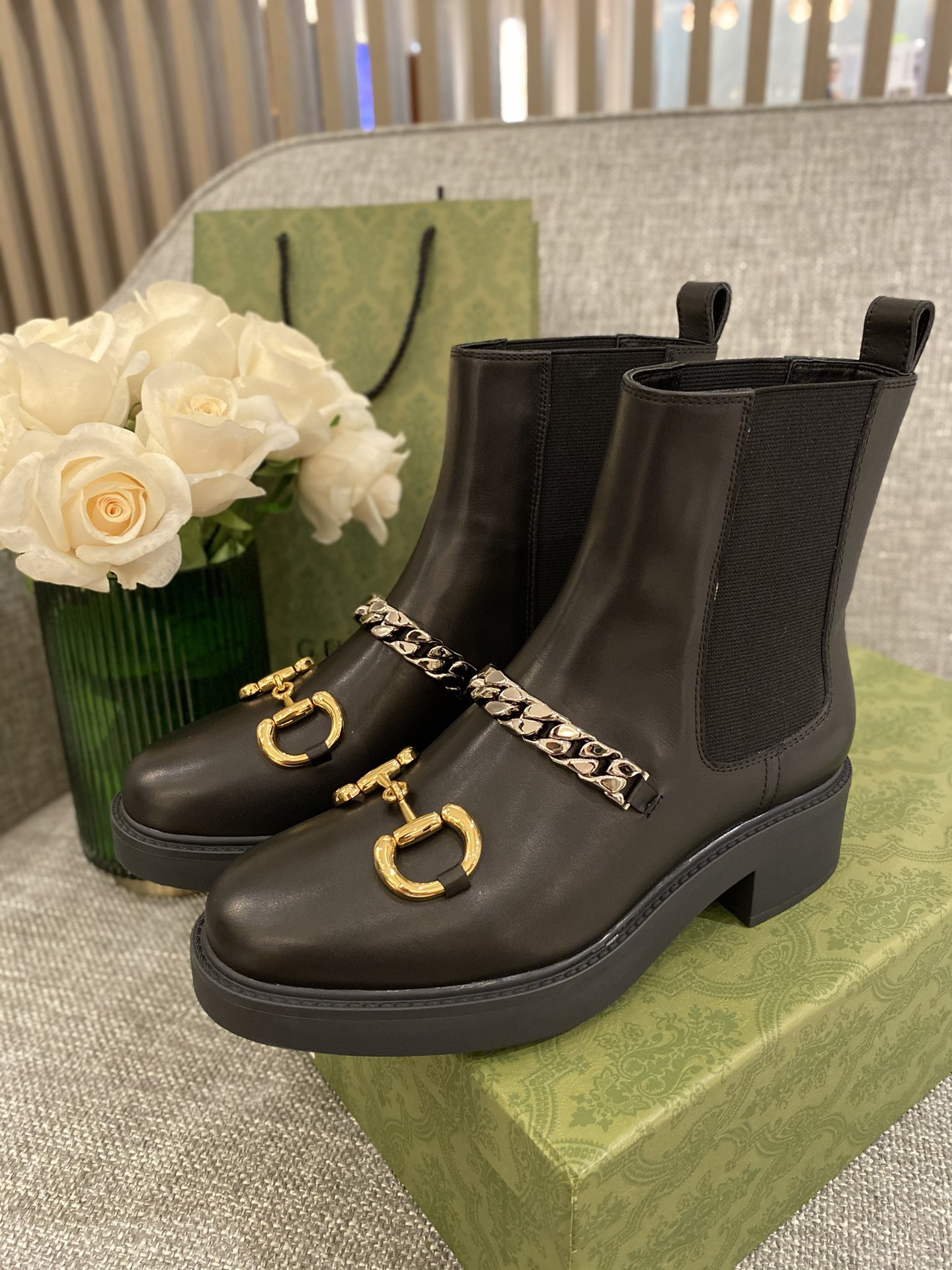 G*u*i boots