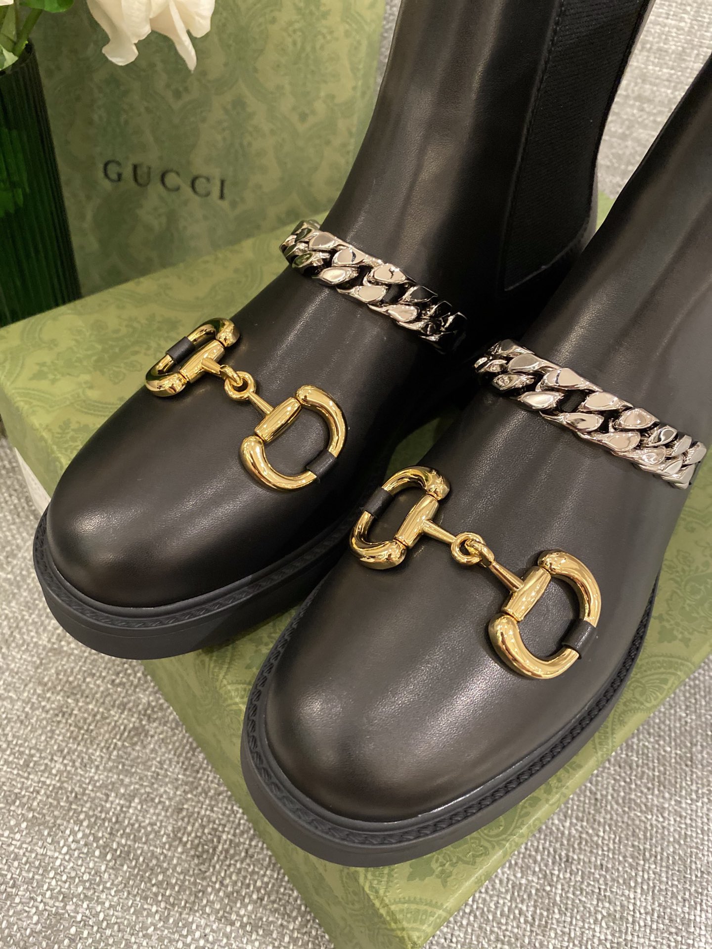 G*u*i boots