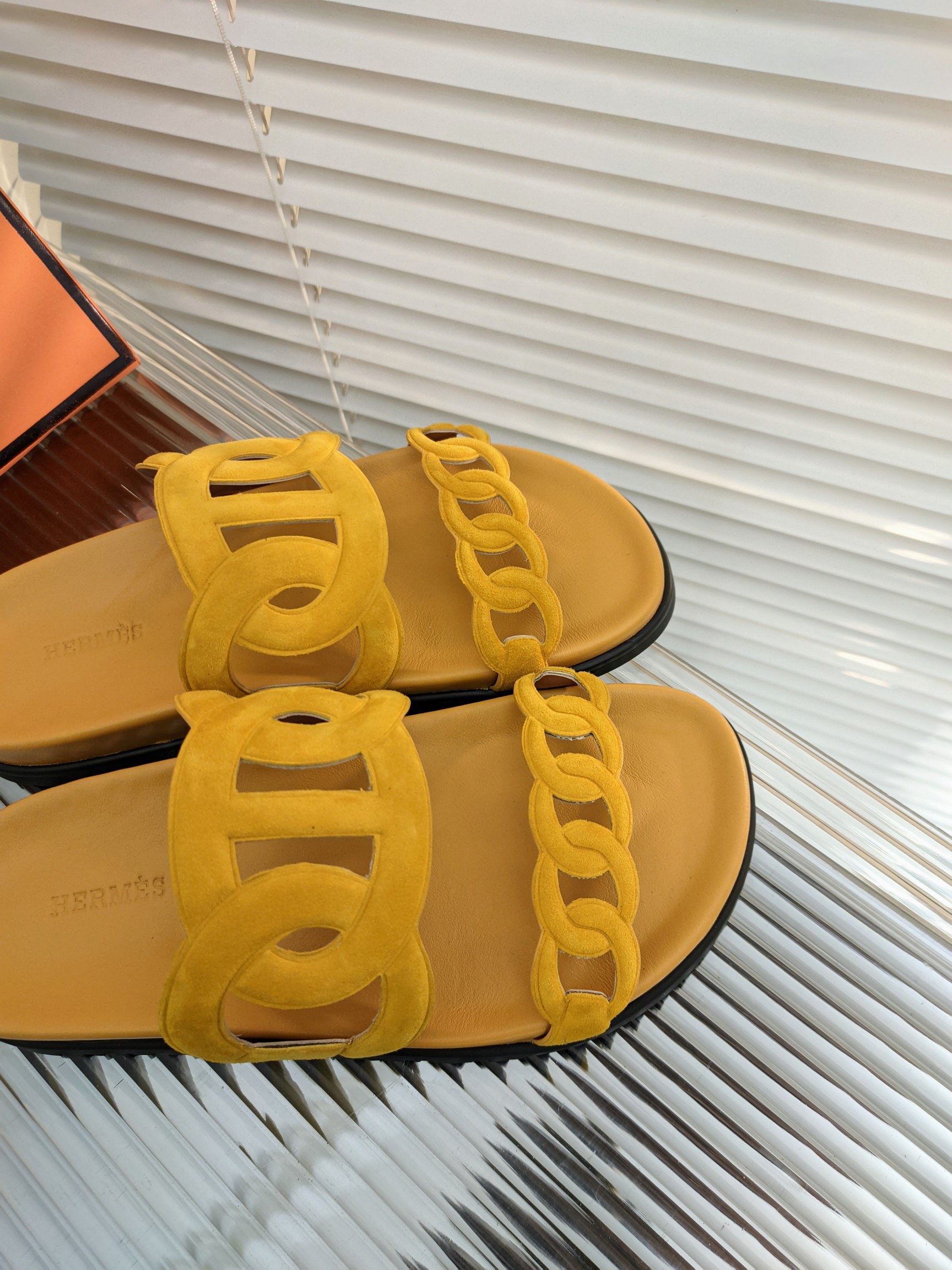 H**mes sandals