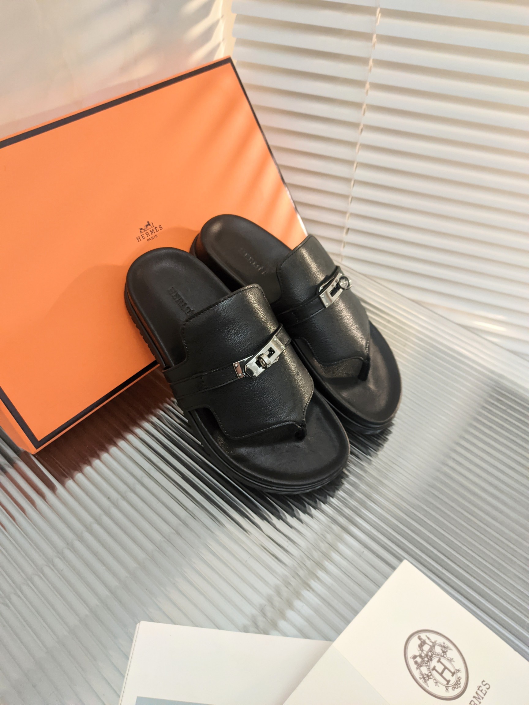 H**mes sandals