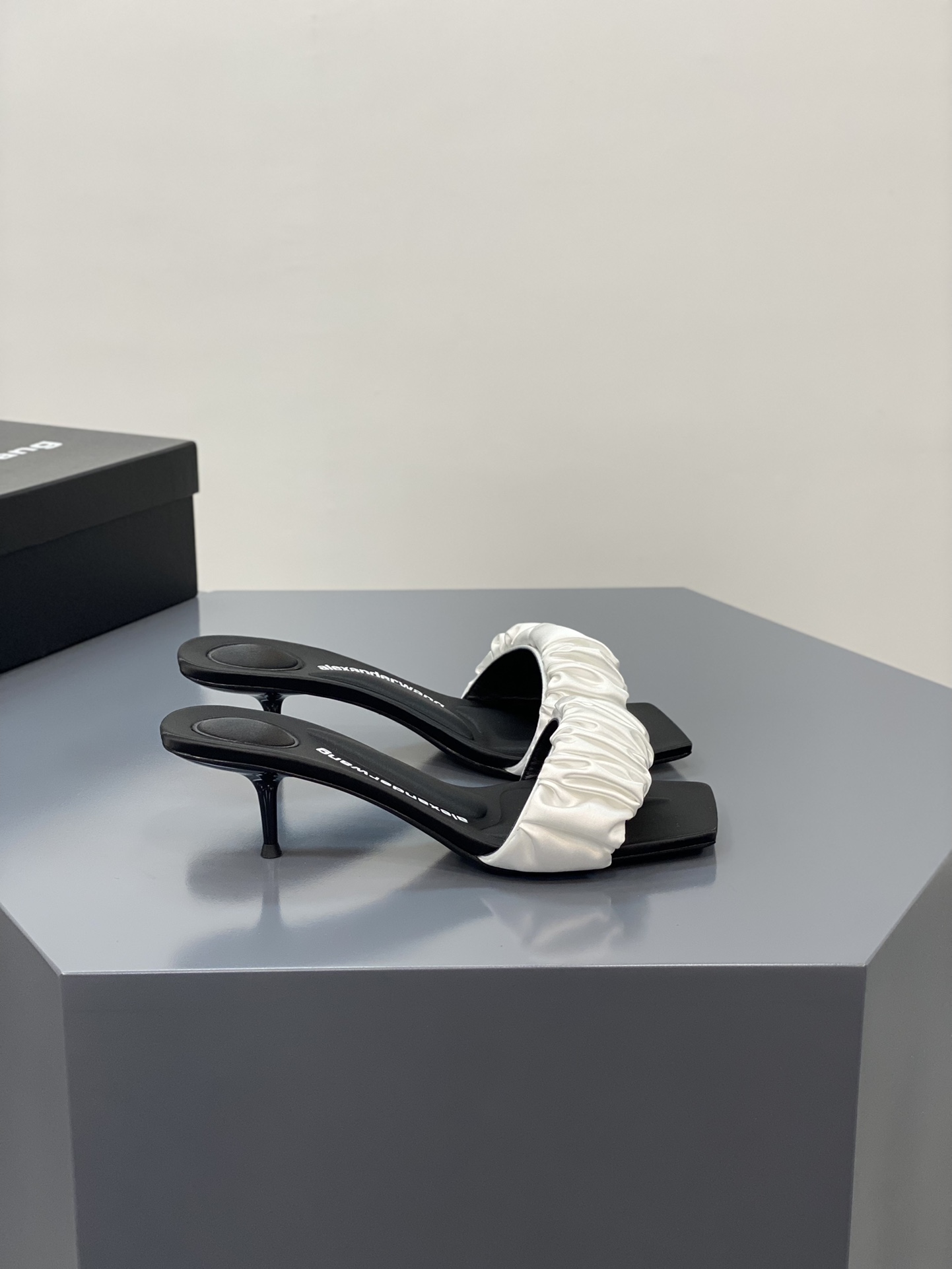 A1exa*der heels