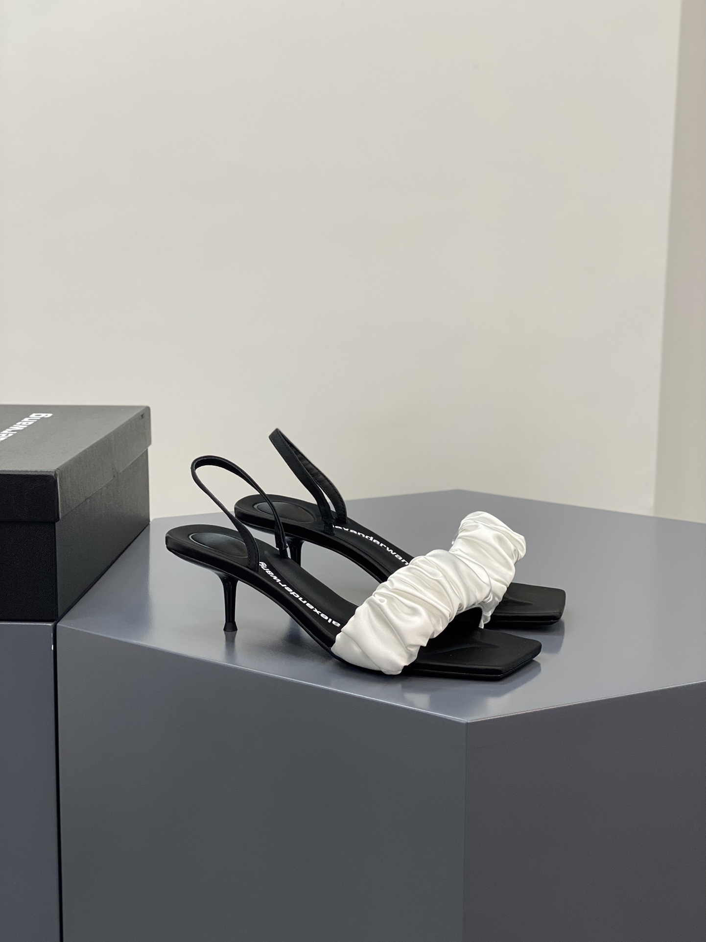 A1exa*der heels