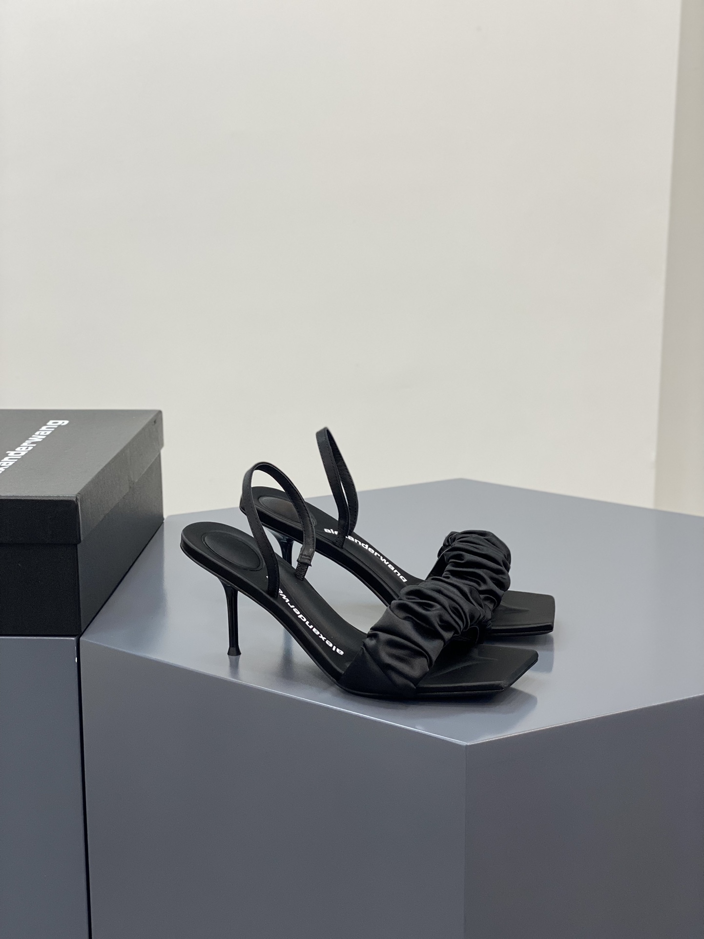 A1exa*der heels