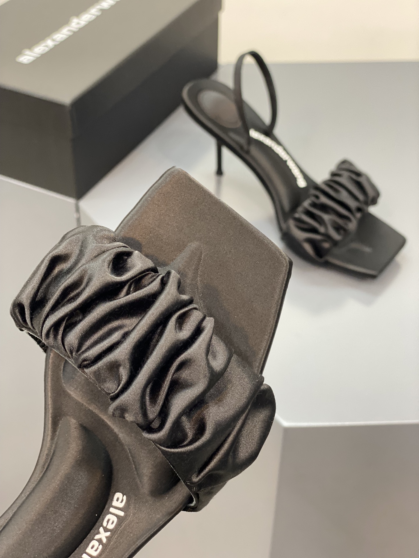 A1exa*der heels