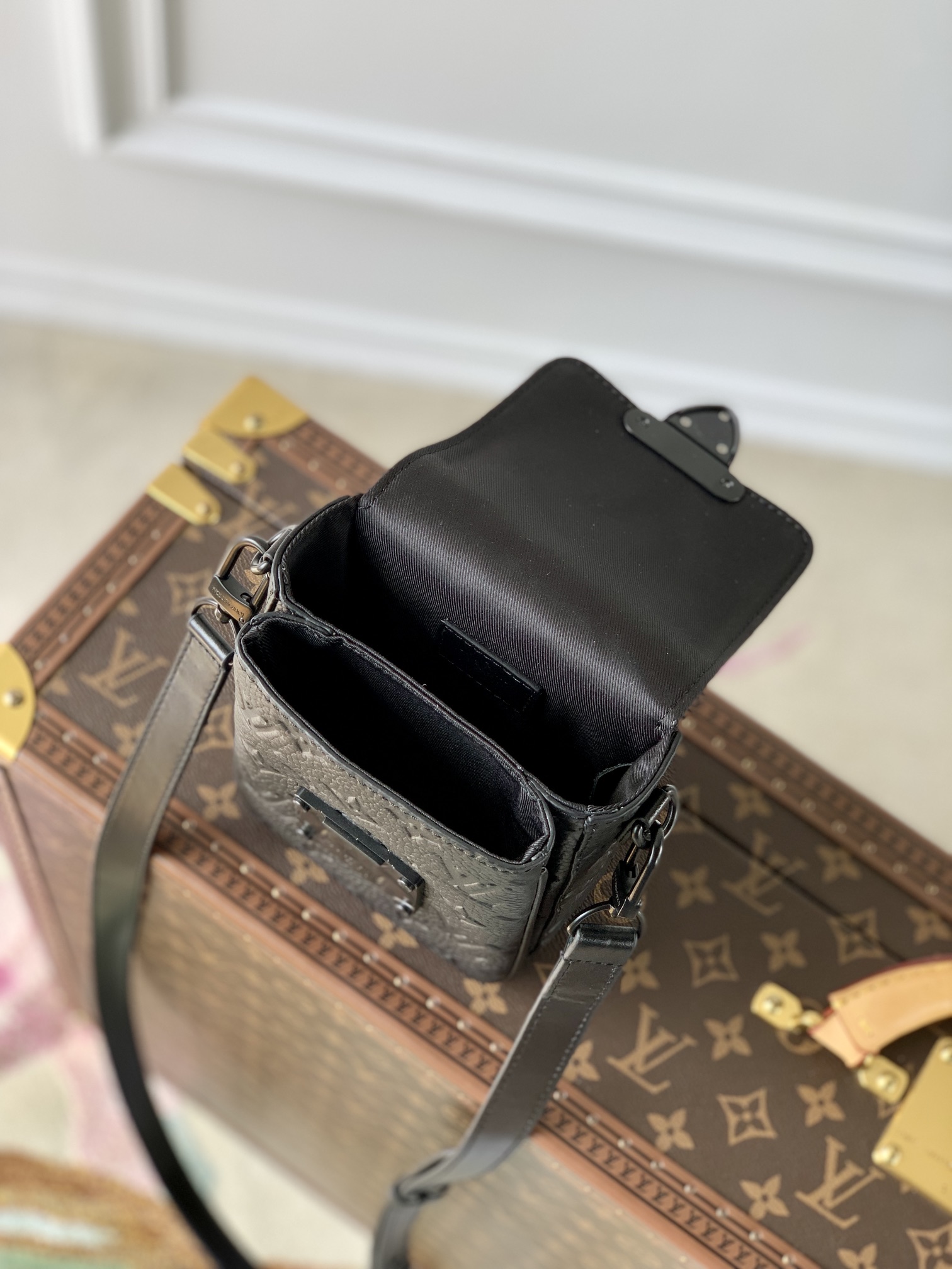 l0*is V*t0n s-lock vertical wearable handbag-12*19*7cm
