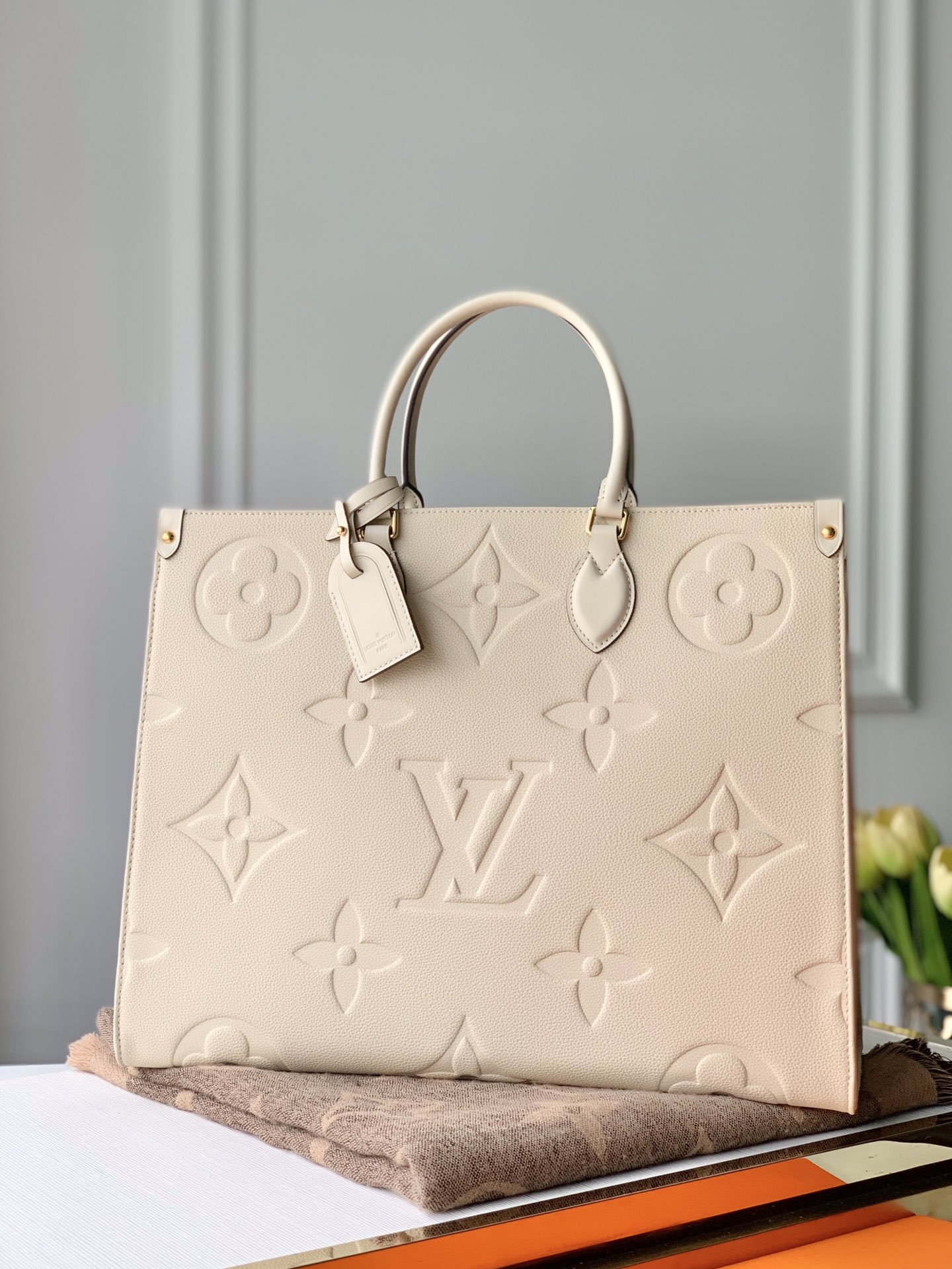 l0*is V*t0n onthego handbag-41*34*19cm