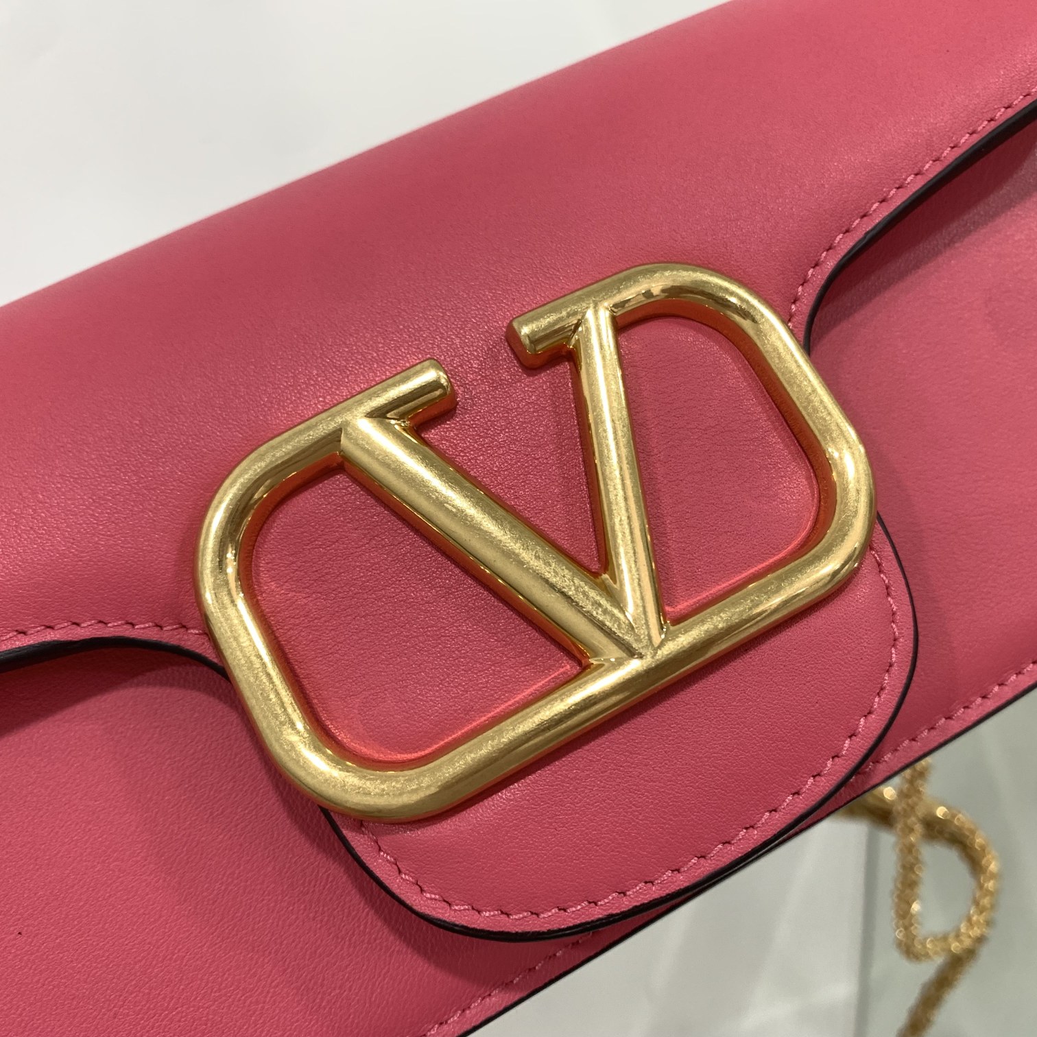 Va1e*ntin0 garavani locò shoulder bbag in calfskin with metallic vlogo-27*13*6cm