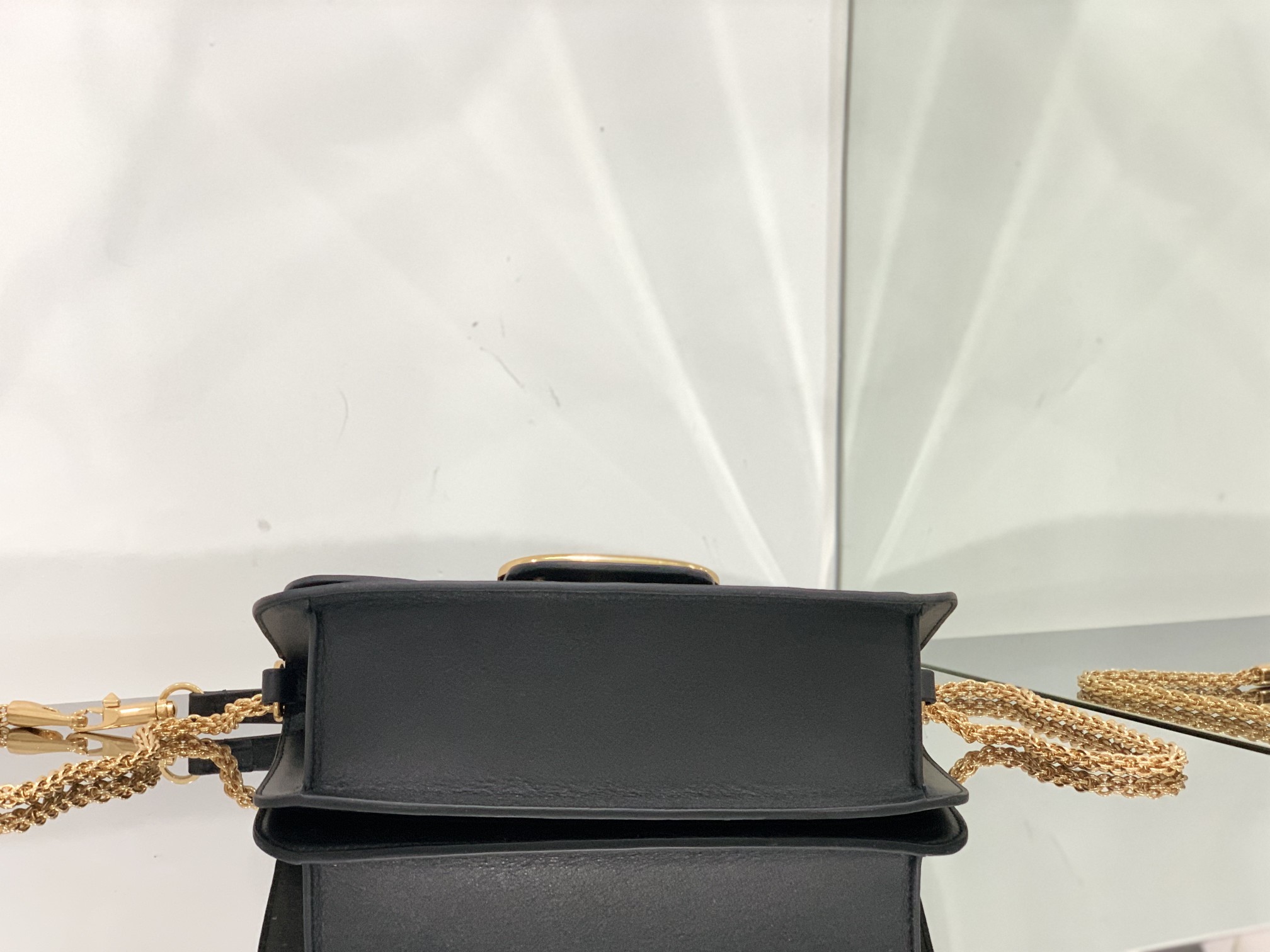 Va1e*ntin0 garavani locò shoulder bbag in calfskin with metallic vlogo-27*13*6cm