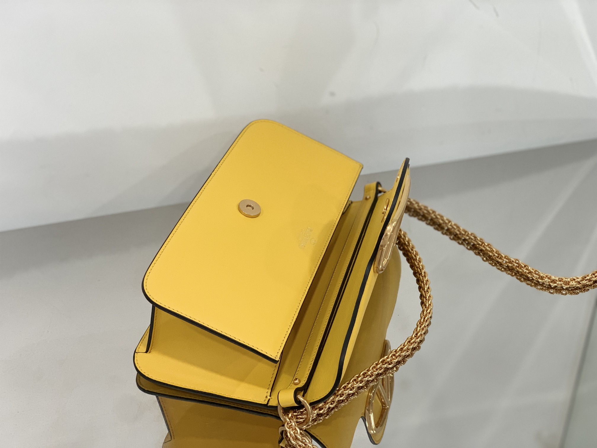 Va1e*ntin0 garavani locò shoulder bbag in calfskin with metallic vlogo-27*13*6cm