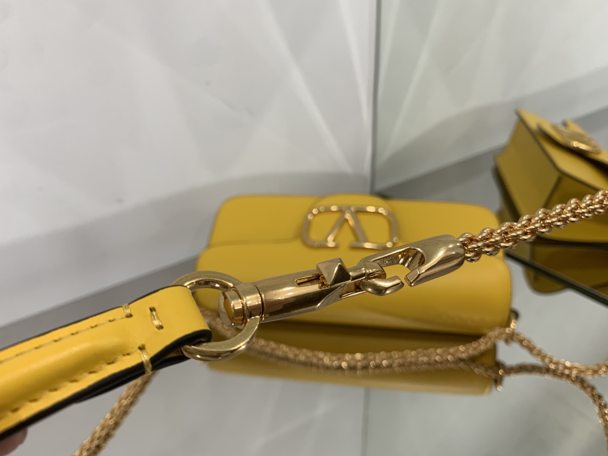Va1e*ntin0 garavani locò shoulder bbag in calfskin with metallic vlogo-27*13*6cm