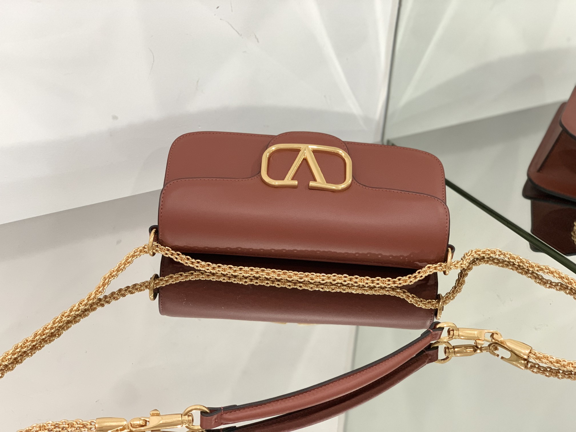 Va1e*ntin0 garavani locò shoulder bbag in calfskin with metallic vlogo-27*13*6cm